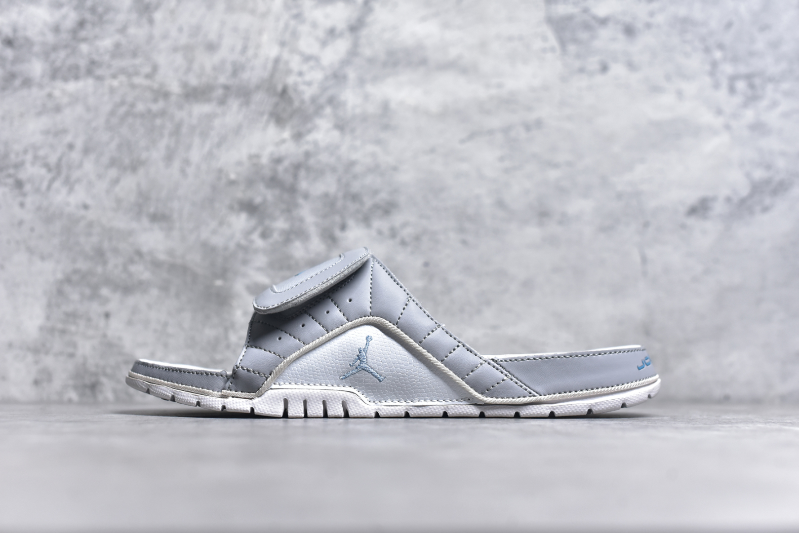 #Air Jordan AJ12 Hydro Retro Slides 飞人运动拖鞋 经典的配色装扮 加上可调节的搭带 TPR 按摩内底和 Phylon 缓震鞋底 以高规格的配置带来非凡舒适的穿着体验 作为AJ的铁杆粉丝 这份夏日精品想必无法忽视 尺码：36-45-选品中心