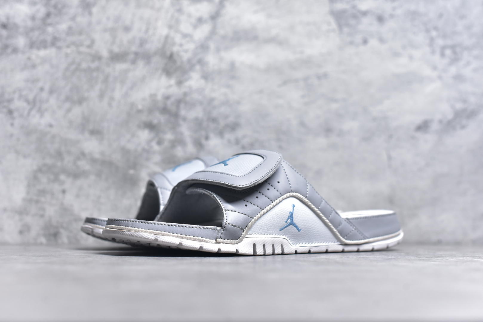 图片[2]-#Air Jordan AJ12 Hydro Retro Slides 飞人运动拖鞋 经典的配色装扮 加上可调节的搭带 TPR 按摩内底和 Phylon 缓震鞋底 以高规格的配置带来非凡舒适的穿着体验 作为AJ的铁杆粉丝 这份夏日精品想必无法忽视 尺码：36-45-选品中心