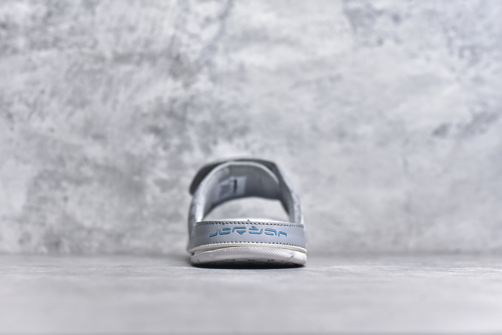 图片[5]-#Air Jordan AJ12 Hydro Retro Slides 飞人运动拖鞋 经典的配色装扮 加上可调节的搭带 TPR 按摩内底和 Phylon 缓震鞋底 以高规格的配置带来非凡舒适的穿着体验 作为AJ的铁杆粉丝 这份夏日精品想必无法忽视 尺码：36-45-选品中心