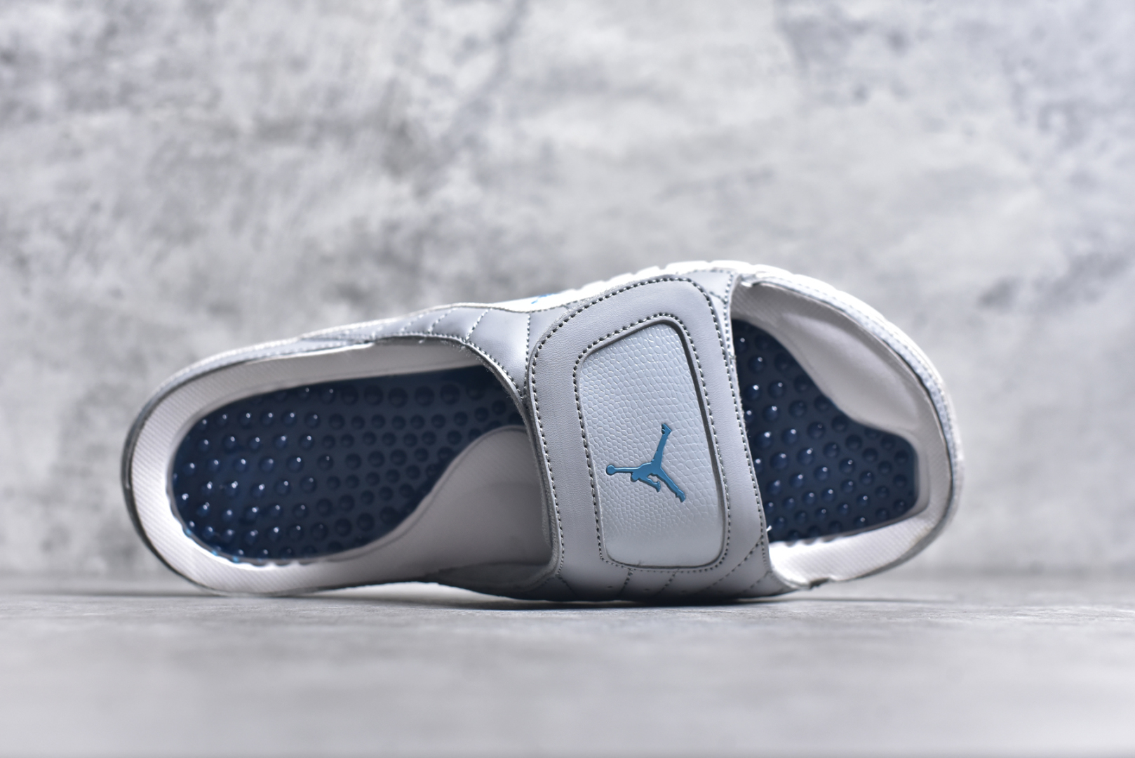 图片[4]-#Air Jordan AJ12 Hydro Retro Slides 飞人运动拖鞋 经典的配色装扮 加上可调节的搭带 TPR 按摩内底和 Phylon 缓震鞋底 以高规格的配置带来非凡舒适的穿着体验 作为AJ的铁杆粉丝 这份夏日精品想必无法忽视 尺码：36-45-选品中心