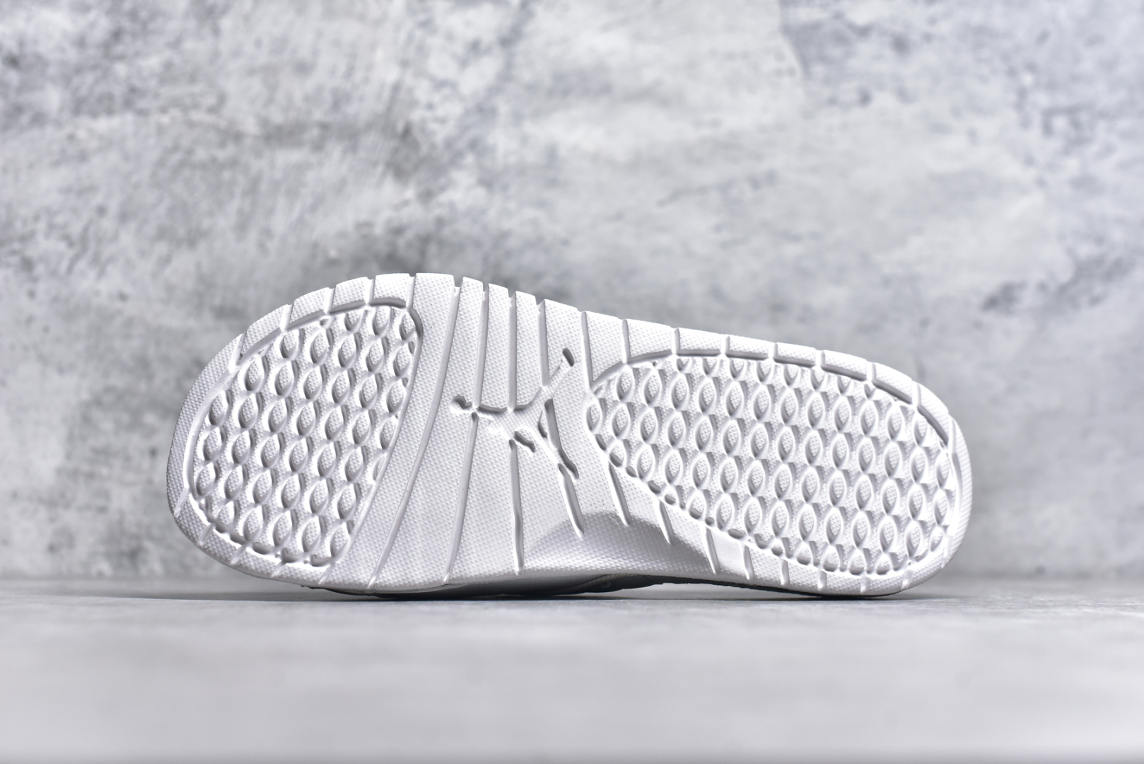 图片[6]-#Air Jordan AJ12 Hydro Retro Slides 飞人运动拖鞋 经典的配色装扮 加上可调节的搭带 TPR 按摩内底和 Phylon 缓震鞋底 以高规格的配置带来非凡舒适的穿着体验 作为AJ的铁杆粉丝 这份夏日精品想必无法忽视 尺码：36-45-选品中心