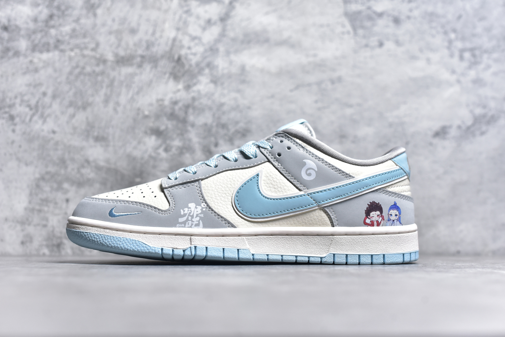 #Nk SB Dunk Low 哪吒系列 灰白蓝勾 周年高端定制 低帮休闲板鞋 LW1818-114 #定制鞋盒 大厂纯原品质出货 超高清洁度 皮料切割干净无任何毛边 细节完美 尺码：36 36.5 37.5 38 36.5 39 40 40.5 41 42 42.5 43 44 44.5 45 9.E5-选品中心