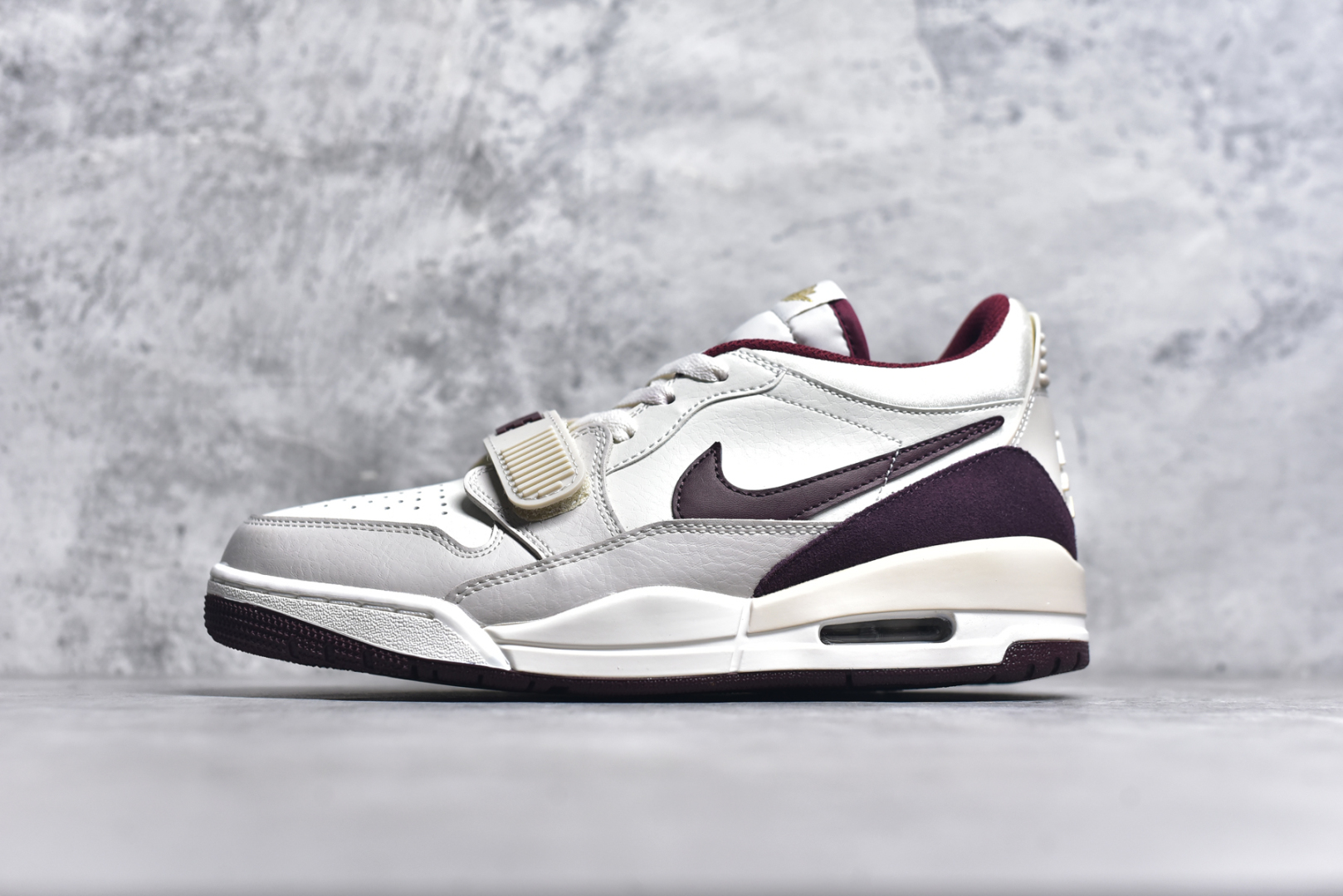 #Air Jordan legacy 312 Low \”Year of The Snak\”蛇年限定乔丹篮球鞋系列 号称 “最强三合一” 的Jordan Legacy 312，自然有着杂交结合的设计，它的名字就展现出它所包含的鞋款元素，312 分别对应了 Air Jordan 3、Air Jordan 1 和 Air Trainer 2，将这三双经典又有不俗人气的鞋款融合，“最强三合一” 的名称由此得来。货号：IB4712-161 尺码：36 36.5 37.5 38 38.5 39 40 40.5 41 42 42.5 43 44 44.5 45 46 47.5-选品中心