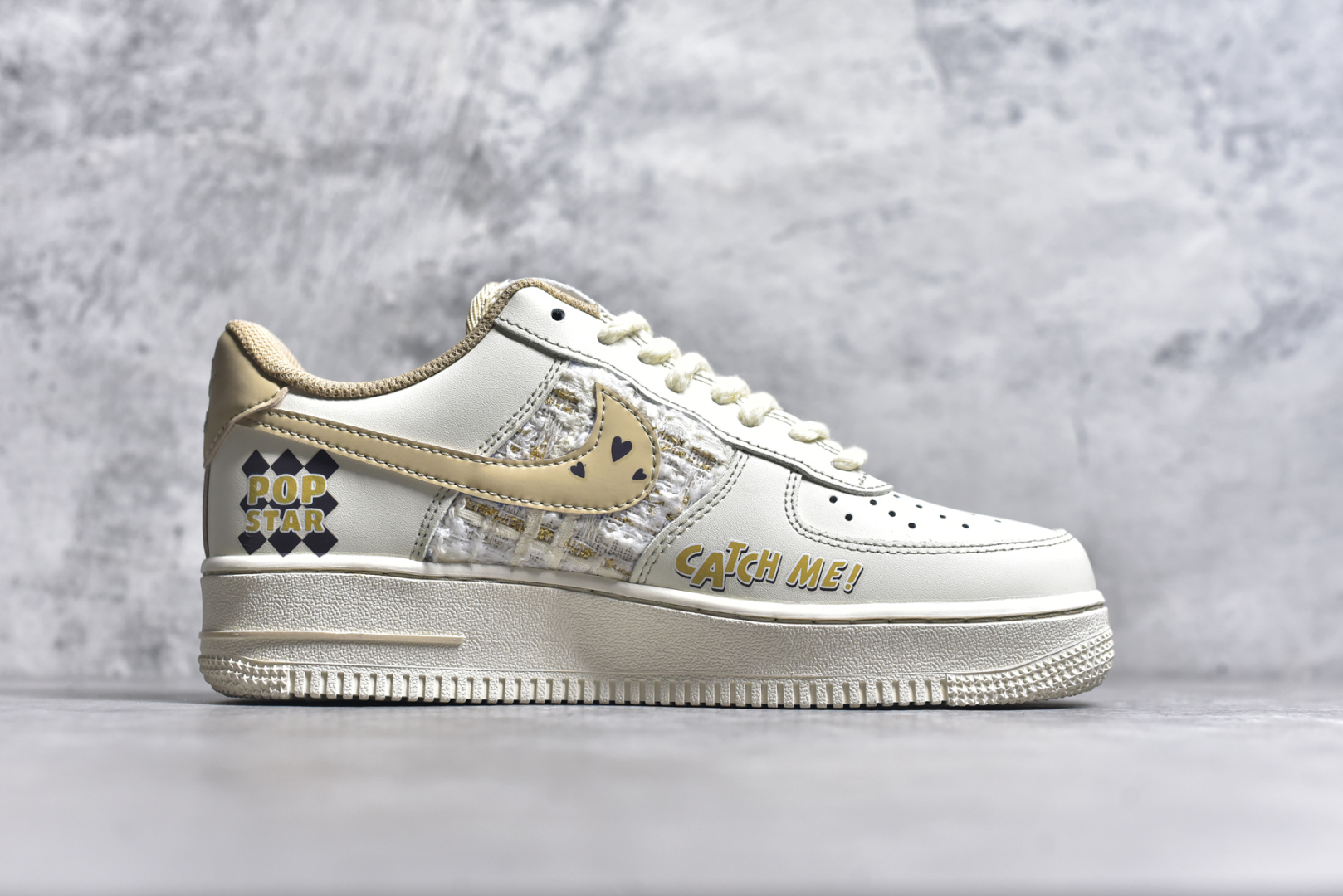 图片[3]-#Nk Air Force 1\’07 Low 泡泡玛特Molly 空军一号低帮休闲板鞋 FJ7740-210 #在琳琅满目的潮玩世界里，泡泡玛特的Molly就像一颗闪耀的明星，散发着独特魅力。Molly有着大大的眼睛，眼眸清澈明亮，好似藏着浩瀚星河，眼睫毛又长又翘，根根分明，赋予她一种天真无邪的灵动气质 尺码：36 36.5 37.5 38 38.5 39 40 40.5 41 42 42.5 43 44 44.5 45 9.D4-选品中心
