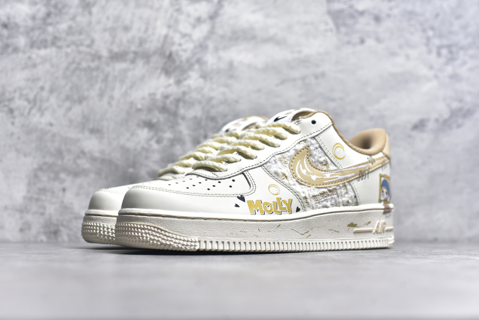 图片[2]-#Nk Air Force 1\’07 Low 泡泡玛特Molly 空军一号低帮休闲板鞋 FJ7740-210 #在琳琅满目的潮玩世界里，泡泡玛特的Molly就像一颗闪耀的明星，散发着独特魅力。Molly有着大大的眼睛，眼眸清澈明亮，好似藏着浩瀚星河，眼睫毛又长又翘，根根分明，赋予她一种天真无邪的灵动气质 尺码：36 36.5 37.5 38 38.5 39 40 40.5 41 42 42.5 43 44 44.5 45 9.D4-选品中心