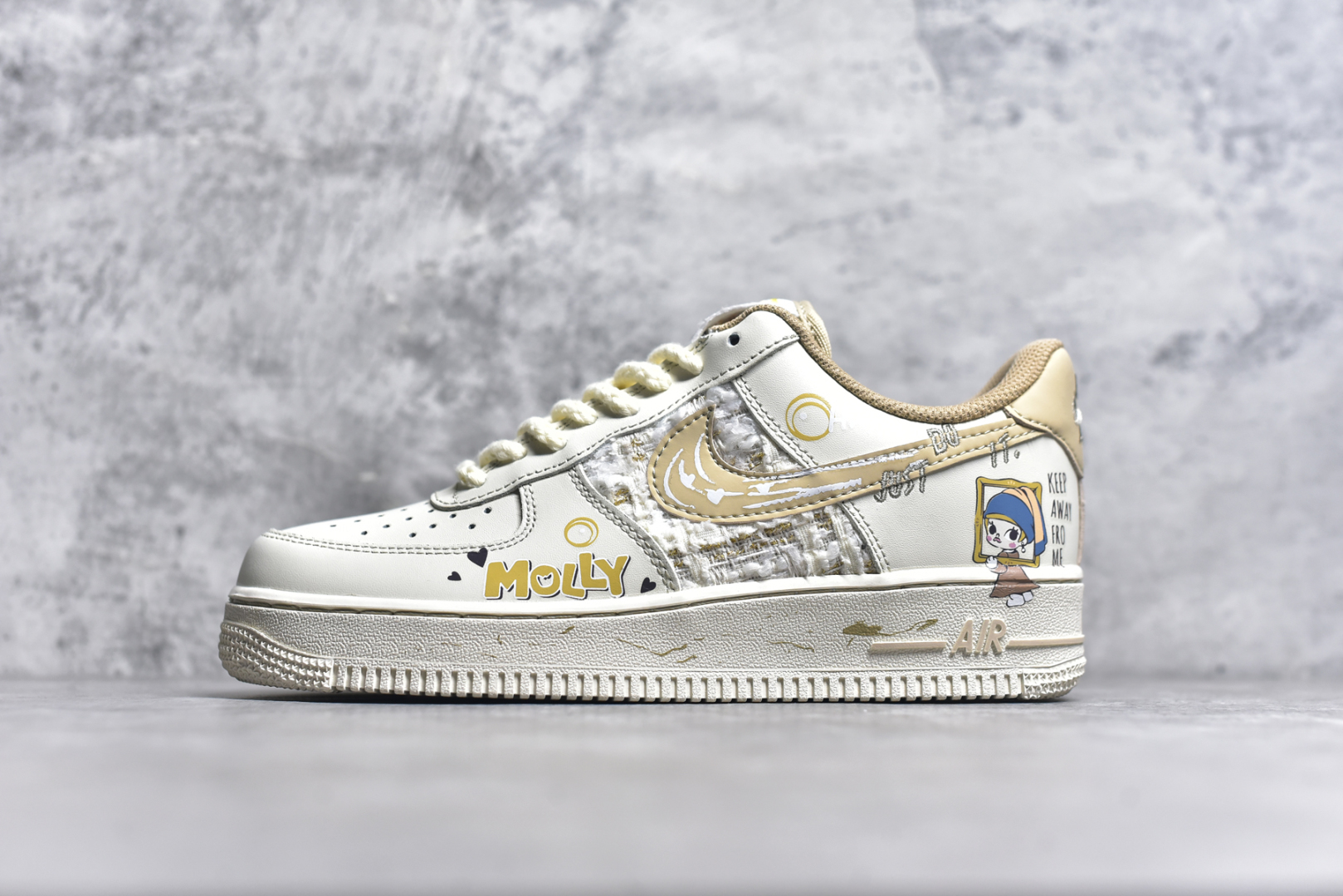 #Nk Air Force 1\’07 Low 泡泡玛特Molly 空军一号低帮休闲板鞋 FJ7740-210 #在琳琅满目的潮玩世界里，泡泡玛特的Molly就像一颗闪耀的明星，散发着独特魅力。Molly有着大大的眼睛，眼眸清澈明亮，好似藏着浩瀚星河，眼睫毛又长又翘，根根分明，赋予她一种天真无邪的灵动气质 尺码：36 36.5 37.5 38 38.5 39 40 40.5 41 42 42.5 43 44 44.5 45 9.D4-选品中心