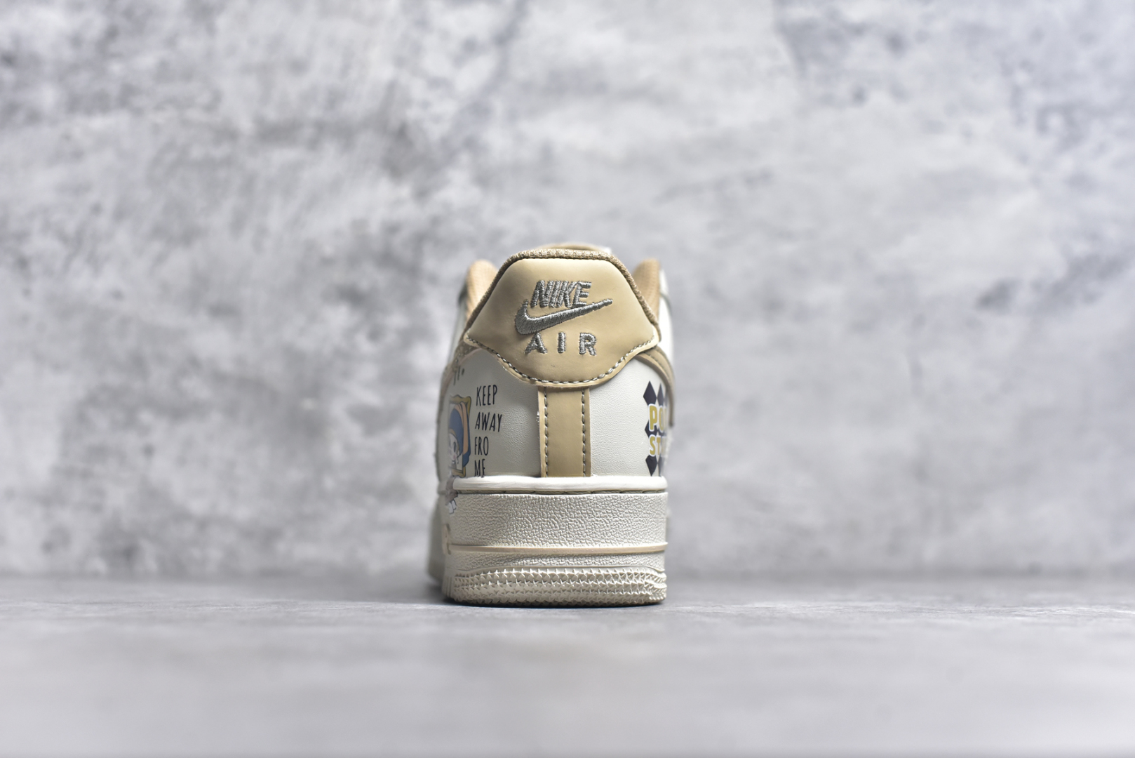 图片[5]-#Nk Air Force 1\’07 Low 泡泡玛特Molly 空军一号低帮休闲板鞋 FJ7740-210 #在琳琅满目的潮玩世界里，泡泡玛特的Molly就像一颗闪耀的明星，散发着独特魅力。Molly有着大大的眼睛，眼眸清澈明亮，好似藏着浩瀚星河，眼睫毛又长又翘，根根分明，赋予她一种天真无邪的灵动气质 尺码：36 36.5 37.5 38 38.5 39 40 40.5 41 42 42.5 43 44 44.5 45 9.D4-选品中心