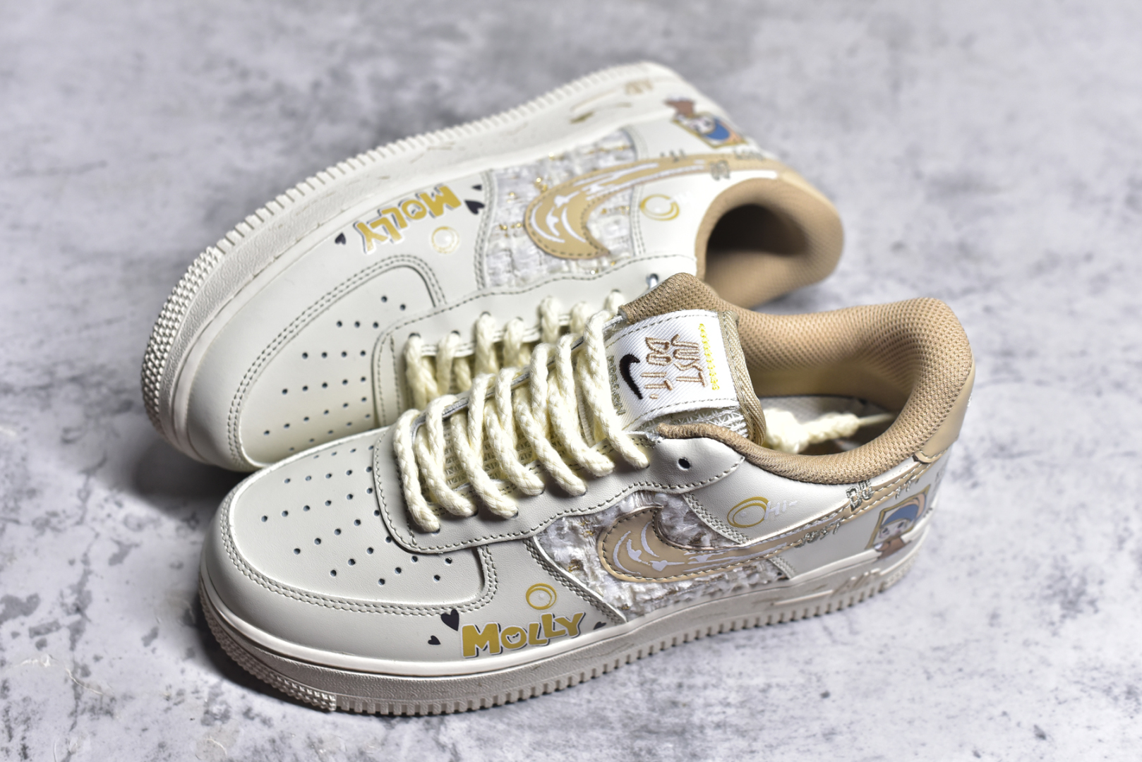 图片[7]-#Nk Air Force 1\’07 Low 泡泡玛特Molly 空军一号低帮休闲板鞋 FJ7740-210 #在琳琅满目的潮玩世界里，泡泡玛特的Molly就像一颗闪耀的明星，散发着独特魅力。Molly有着大大的眼睛，眼眸清澈明亮，好似藏着浩瀚星河，眼睫毛又长又翘，根根分明，赋予她一种天真无邪的灵动气质 尺码：36 36.5 37.5 38 38.5 39 40 40.5 41 42 42.5 43 44 44.5 45 9.D4-选品中心