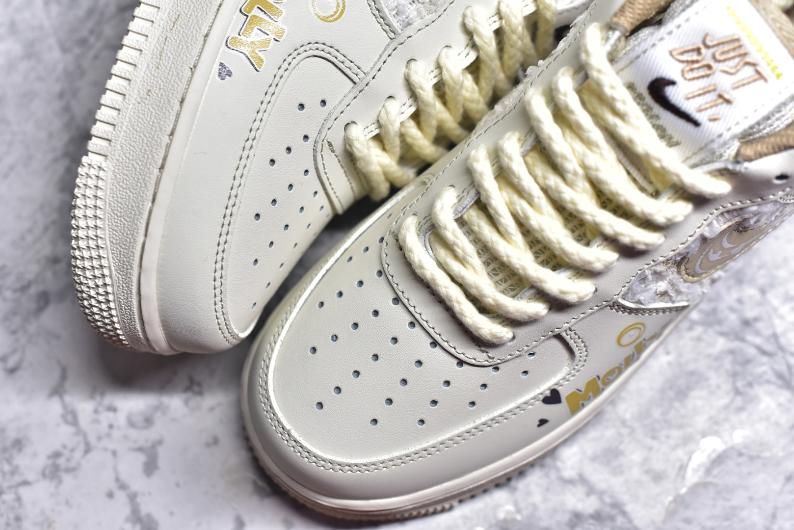 图片[8]-#Nk Air Force 1\’07 Low 泡泡玛特Molly 空军一号低帮休闲板鞋 FJ7740-210 #在琳琅满目的潮玩世界里，泡泡玛特的Molly就像一颗闪耀的明星，散发着独特魅力。Molly有着大大的眼睛，眼眸清澈明亮，好似藏着浩瀚星河，眼睫毛又长又翘，根根分明，赋予她一种天真无邪的灵动气质 尺码：36 36.5 37.5 38 38.5 39 40 40.5 41 42 42.5 43 44 44.5 45 9.D4-选品中心