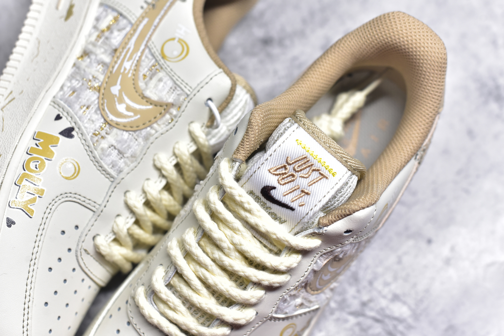 图片[9]-#Nk Air Force 1\’07 Low 泡泡玛特Molly 空军一号低帮休闲板鞋 FJ7740-210 #在琳琅满目的潮玩世界里，泡泡玛特的Molly就像一颗闪耀的明星，散发着独特魅力。Molly有着大大的眼睛，眼眸清澈明亮，好似藏着浩瀚星河，眼睫毛又长又翘，根根分明，赋予她一种天真无邪的灵动气质 尺码：36 36.5 37.5 38 38.5 39 40 40.5 41 42 42.5 43 44 44.5 45 9.D4-选品中心