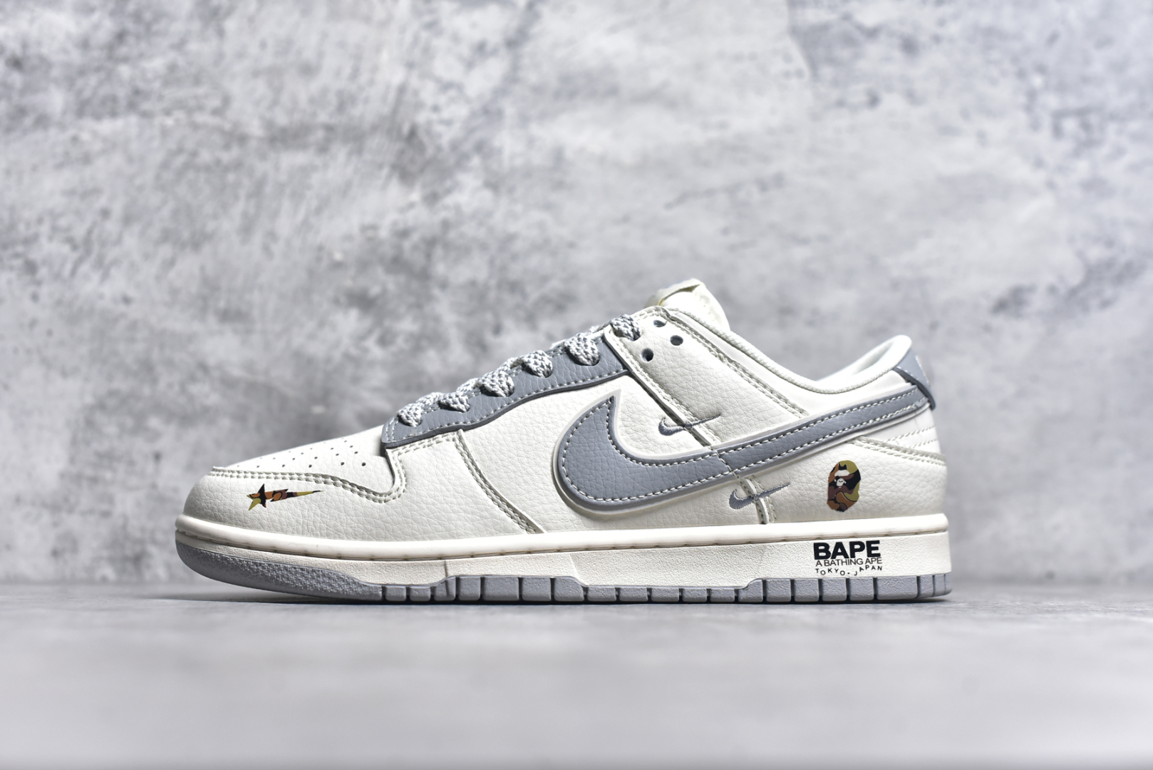 #Nk SB Dunk Low Bape联名 米浅灰 周年高端定制 低帮休闲板鞋 XS6089-508 #定制鞋盒 大厂纯原品质出货 超高清洁度 皮料切割干净无任何毛边 细节完美 尺码：36 36.5 37.5 38 38.5 39 40 40.5 41 42 42.5 43 44 44.5 45 9.E5-选品中心