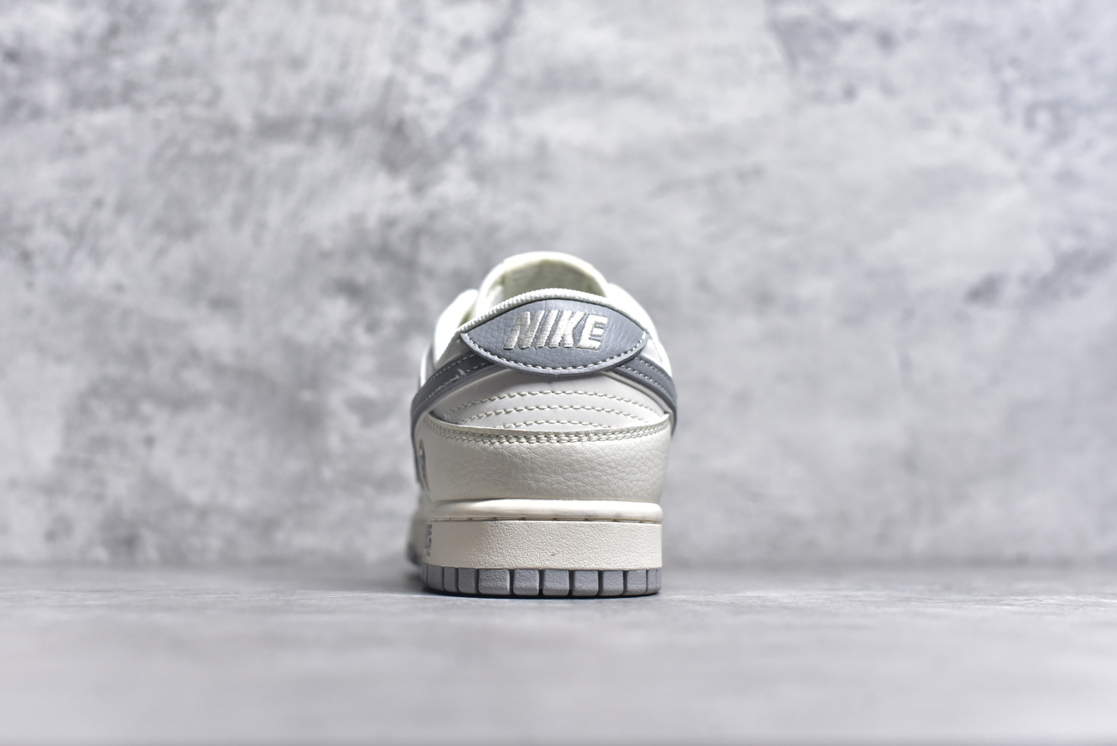 图片[5]-#Nk SB Dunk Low Bape联名 米浅灰 周年高端定制 低帮休闲板鞋 XS6089-508 #定制鞋盒 大厂纯原品质出货 超高清洁度 皮料切割干净无任何毛边 细节完美 尺码：36 36.5 37.5 38 38.5 39 40 40.5 41 42 42.5 43 44 44.5 45 9.E5-选品中心