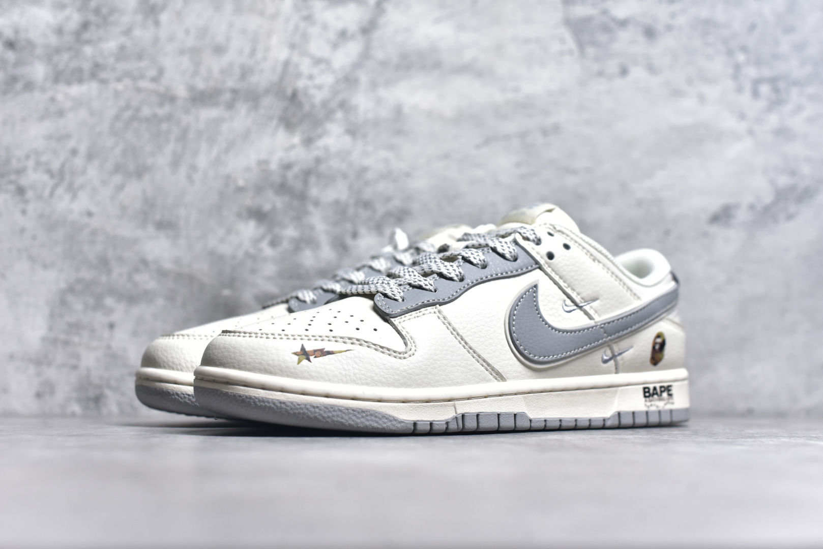 图片[2]-#Nk SB Dunk Low Bape联名 米浅灰 周年高端定制 低帮休闲板鞋 XS6089-508 #定制鞋盒 大厂纯原品质出货 超高清洁度 皮料切割干净无任何毛边 细节完美 尺码：36 36.5 37.5 38 38.5 39 40 40.5 41 42 42.5 43 44 44.5 45 9.E5-选品中心