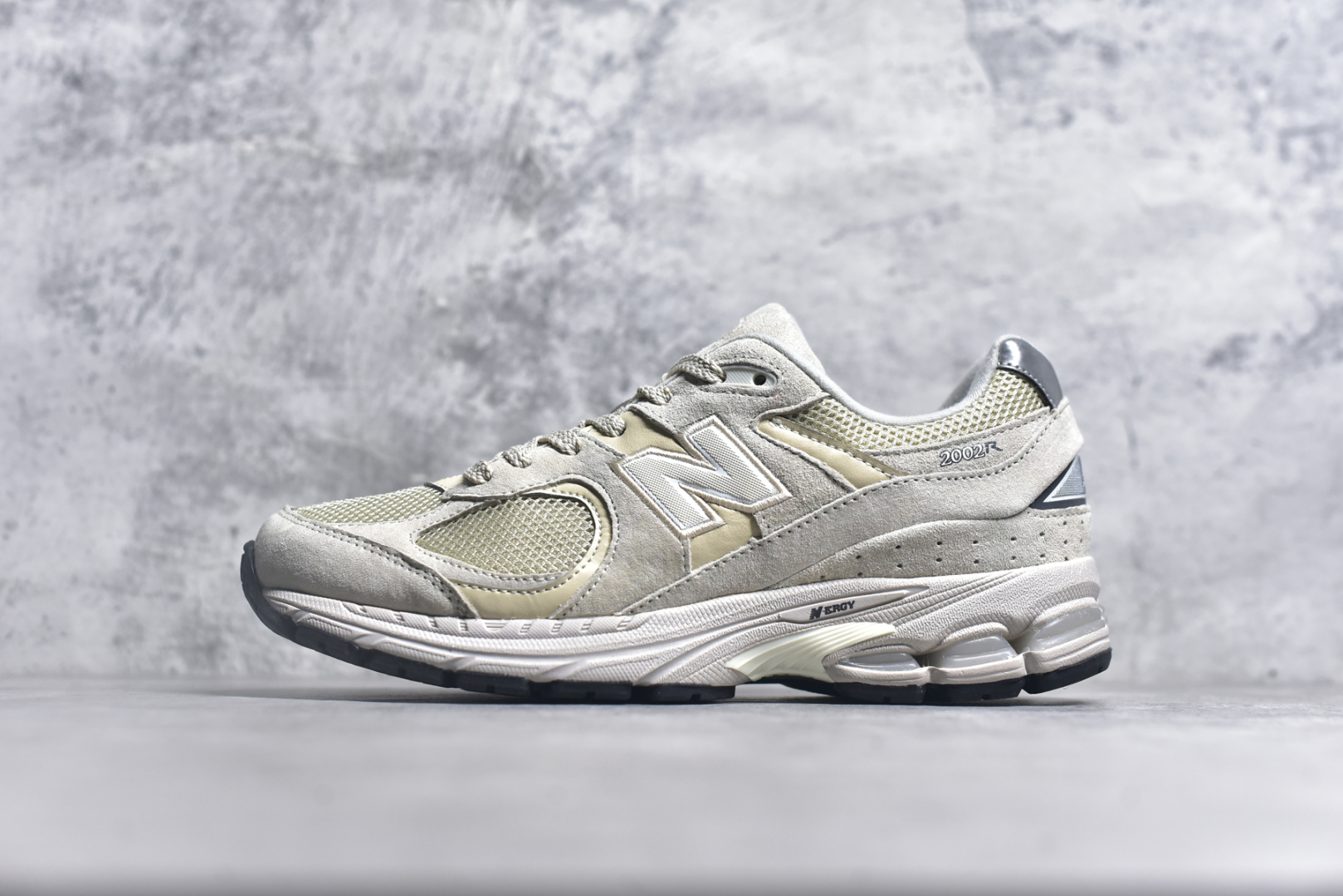 #NewBalance2002R经典的配色，沿袭了面世之初的经典科技，以ENCAP中底配以升级版N-ERGY缓震物料。鞋面则采用特色的柔软麂皮搭以NewBalance经典的尼龙网布，低调中还原跑鞋本真。更年轻化的设计理念与材质，让新世代青年得以用全新视角体验经典鞋款的传奇魅力 尺码： 36-45-选品中心