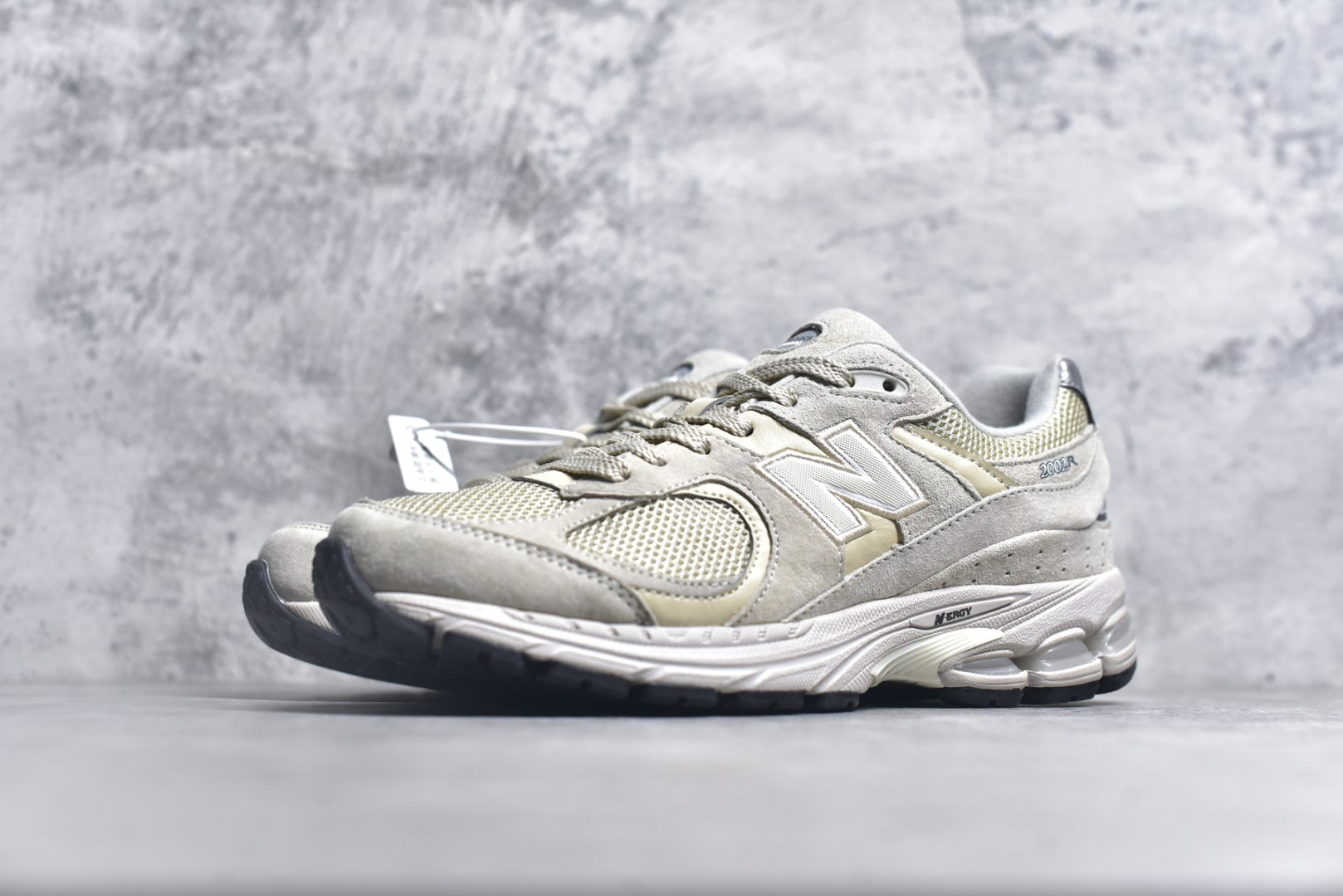 图片[2]-#NewBalance2002R经典的配色，沿袭了面世之初的经典科技，以ENCAP中底配以升级版N-ERGY缓震物料。鞋面则采用特色的柔软麂皮搭以NewBalance经典的尼龙网布，低调中还原跑鞋本真。更年轻化的设计理念与材质，让新世代青年得以用全新视角体验经典鞋款的传奇魅力 尺码： 36-45-选品中心