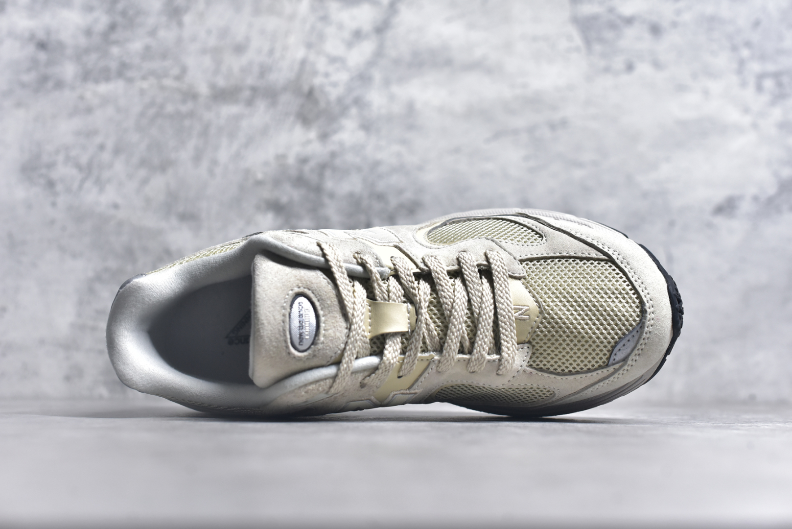 图片[4]-#NewBalance2002R经典的配色，沿袭了面世之初的经典科技，以ENCAP中底配以升级版N-ERGY缓震物料。鞋面则采用特色的柔软麂皮搭以NewBalance经典的尼龙网布，低调中还原跑鞋本真。更年轻化的设计理念与材质，让新世代青年得以用全新视角体验经典鞋款的传奇魅力 尺码： 36-45-选品中心