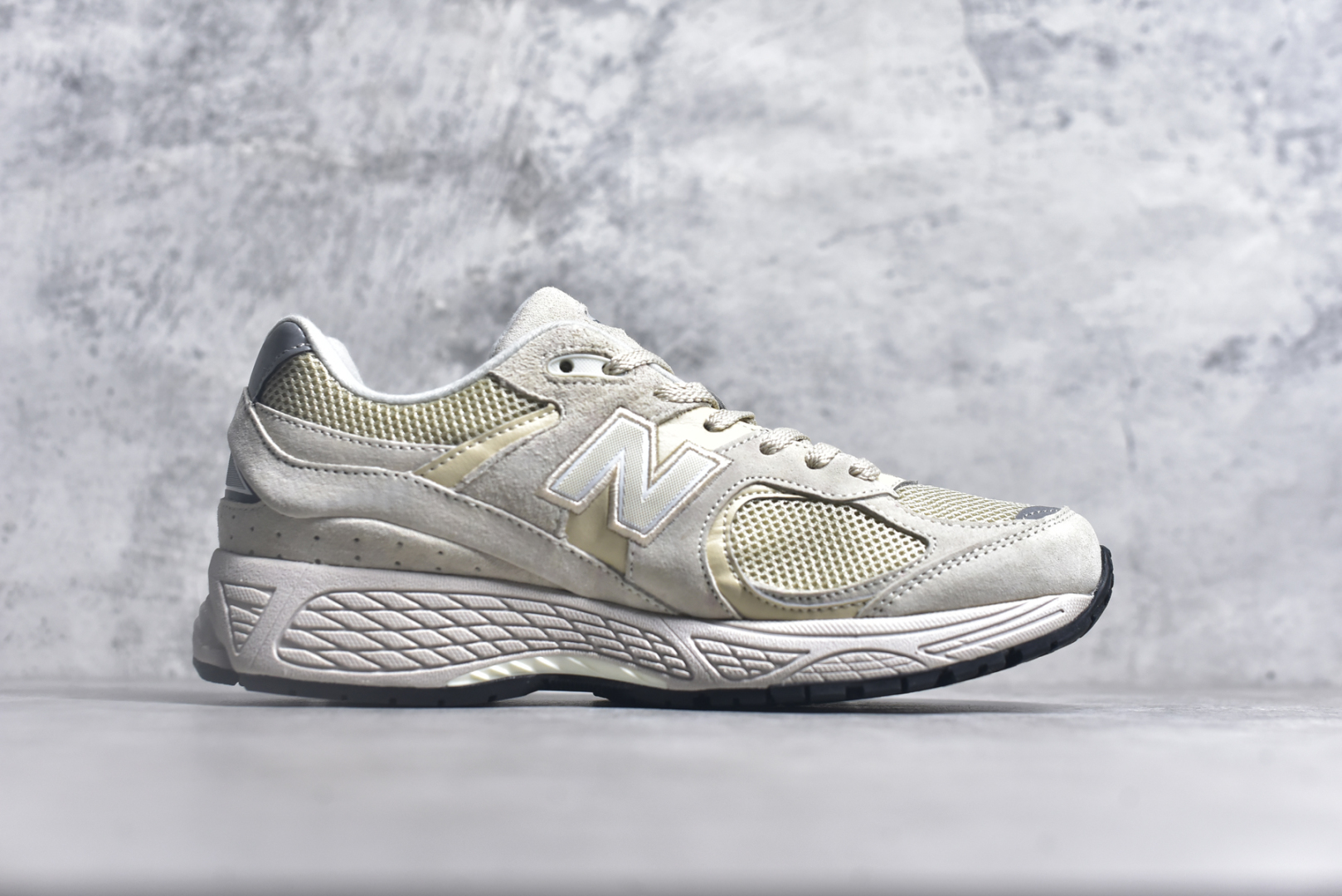 图片[3]-#NewBalance2002R经典的配色，沿袭了面世之初的经典科技，以ENCAP中底配以升级版N-ERGY缓震物料。鞋面则采用特色的柔软麂皮搭以NewBalance经典的尼龙网布，低调中还原跑鞋本真。更年轻化的设计理念与材质，让新世代青年得以用全新视角体验经典鞋款的传奇魅力 尺码： 36-45-选品中心