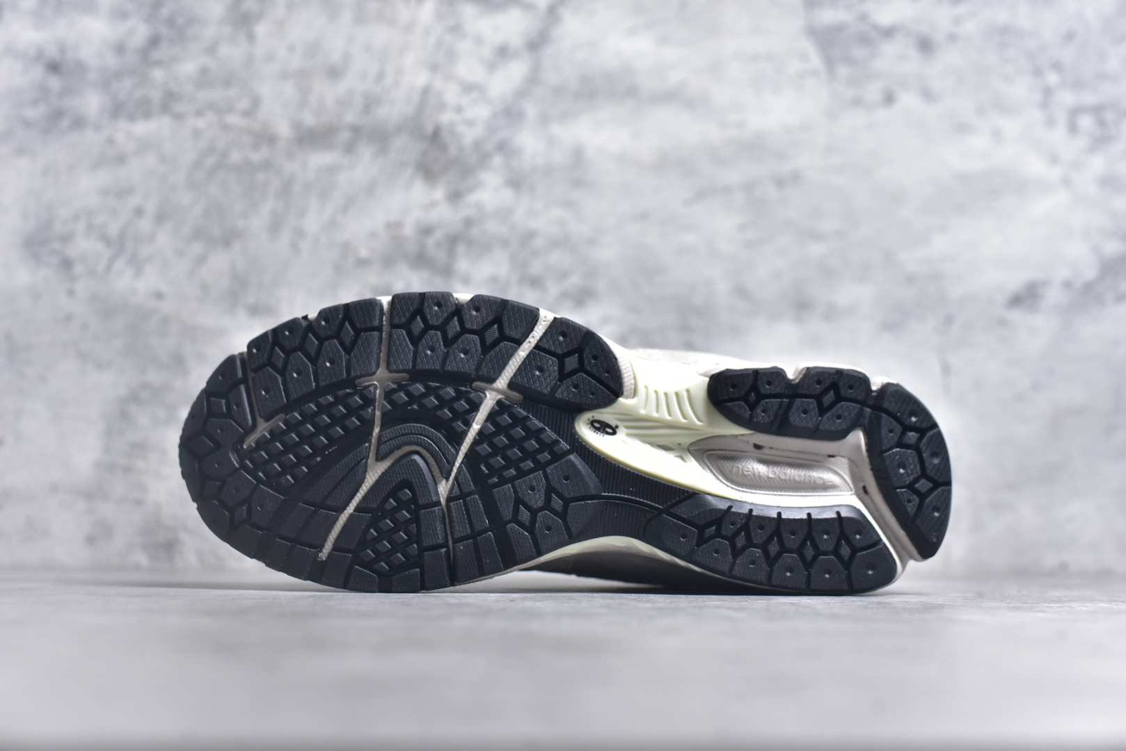 图片[6]-#NewBalance2002R经典的配色，沿袭了面世之初的经典科技，以ENCAP中底配以升级版N-ERGY缓震物料。鞋面则采用特色的柔软麂皮搭以NewBalance经典的尼龙网布，低调中还原跑鞋本真。更年轻化的设计理念与材质，让新世代青年得以用全新视角体验经典鞋款的传奇魅力 尺码： 36-45-选品中心