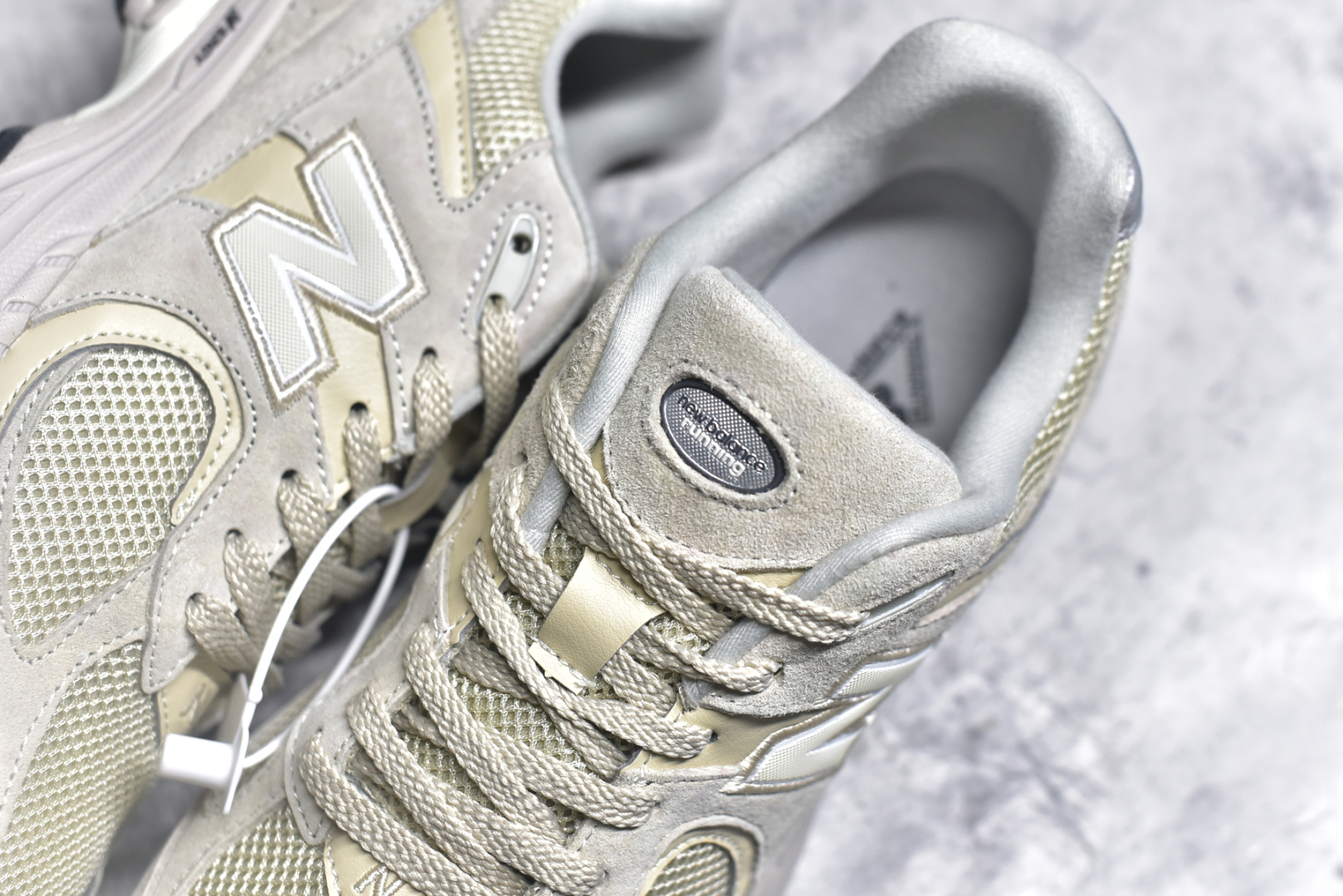 图片[9]-#NewBalance2002R经典的配色，沿袭了面世之初的经典科技，以ENCAP中底配以升级版N-ERGY缓震物料。鞋面则采用特色的柔软麂皮搭以NewBalance经典的尼龙网布，低调中还原跑鞋本真。更年轻化的设计理念与材质，让新世代青年得以用全新视角体验经典鞋款的传奇魅力 尺码： 36-45-选品中心