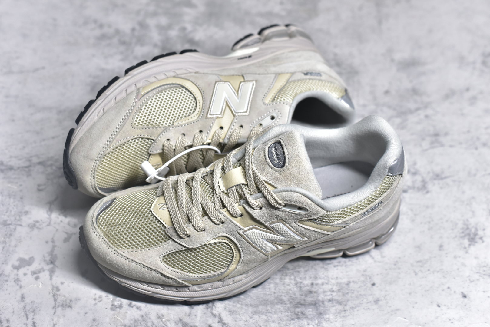图片[7]-#NewBalance2002R经典的配色，沿袭了面世之初的经典科技，以ENCAP中底配以升级版N-ERGY缓震物料。鞋面则采用特色的柔软麂皮搭以NewBalance经典的尼龙网布，低调中还原跑鞋本真。更年轻化的设计理念与材质，让新世代青年得以用全新视角体验经典鞋款的传奇魅力 尺码： 36-45-选品中心