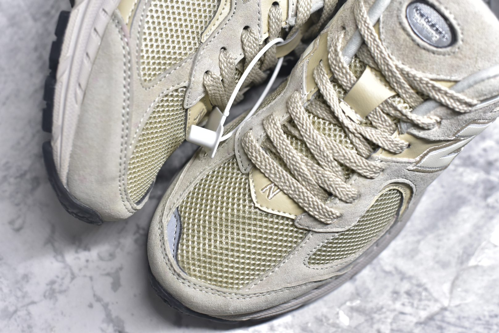图片[8]-#NewBalance2002R经典的配色，沿袭了面世之初的经典科技，以ENCAP中底配以升级版N-ERGY缓震物料。鞋面则采用特色的柔软麂皮搭以NewBalance经典的尼龙网布，低调中还原跑鞋本真。更年轻化的设计理念与材质，让新世代青年得以用全新视角体验经典鞋款的传奇魅力 尺码： 36-45-选品中心