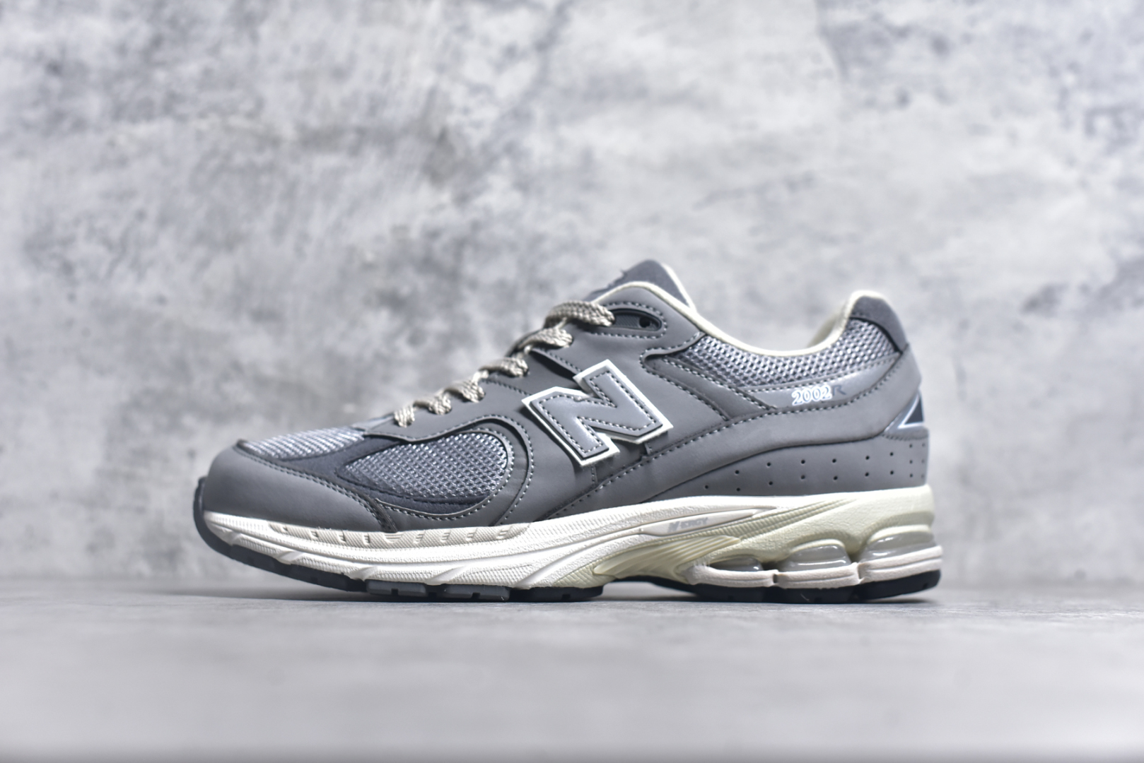 #NewBalance2002R经典的配色，沿袭了面世之初的经典科技，以ENCAP中底配以升级版N-ERGY缓震物料。鞋面则采用特色的柔软麂皮搭以NewBalance经典的尼龙网布，低调中还原跑鞋本真。更年轻化的设计理念与材质，让新世代青年得以用全新视角体验经典鞋款的传奇魅力 尺码： 36-45-选品中心