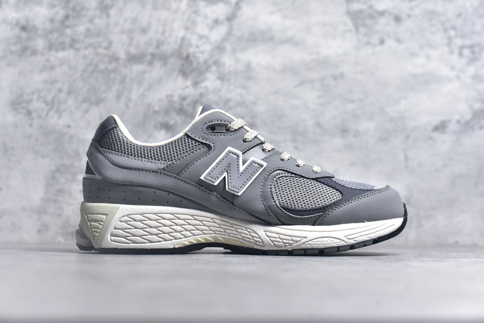 图片[3]-#NewBalance2002R经典的配色，沿袭了面世之初的经典科技，以ENCAP中底配以升级版N-ERGY缓震物料。鞋面则采用特色的柔软麂皮搭以NewBalance经典的尼龙网布，低调中还原跑鞋本真。更年轻化的设计理念与材质，让新世代青年得以用全新视角体验经典鞋款的传奇魅力 尺码： 36-45-选品中心