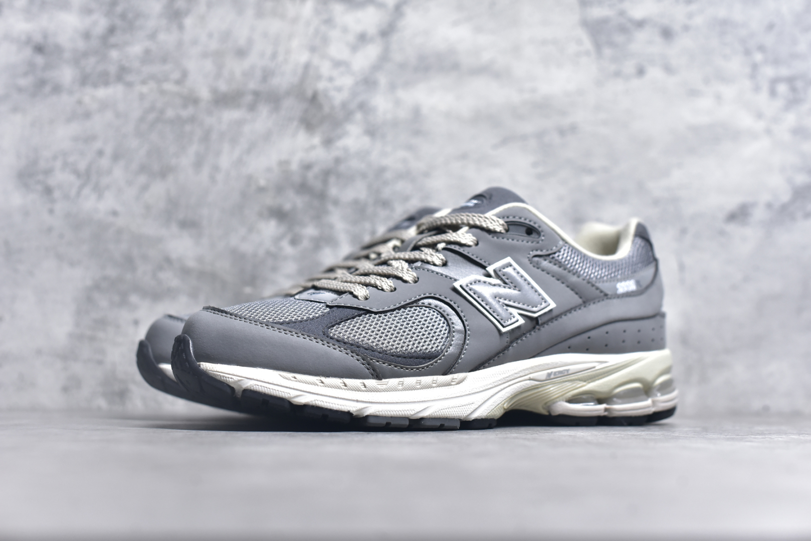 图片[2]-#NewBalance2002R经典的配色，沿袭了面世之初的经典科技，以ENCAP中底配以升级版N-ERGY缓震物料。鞋面则采用特色的柔软麂皮搭以NewBalance经典的尼龙网布，低调中还原跑鞋本真。更年轻化的设计理念与材质，让新世代青年得以用全新视角体验经典鞋款的传奇魅力 尺码： 36-45-选品中心