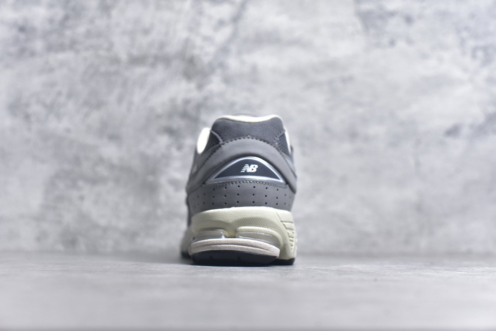 图片[5]-#NewBalance2002R经典的配色，沿袭了面世之初的经典科技，以ENCAP中底配以升级版N-ERGY缓震物料。鞋面则采用特色的柔软麂皮搭以NewBalance经典的尼龙网布，低调中还原跑鞋本真。更年轻化的设计理念与材质，让新世代青年得以用全新视角体验经典鞋款的传奇魅力 尺码： 36-45-选品中心