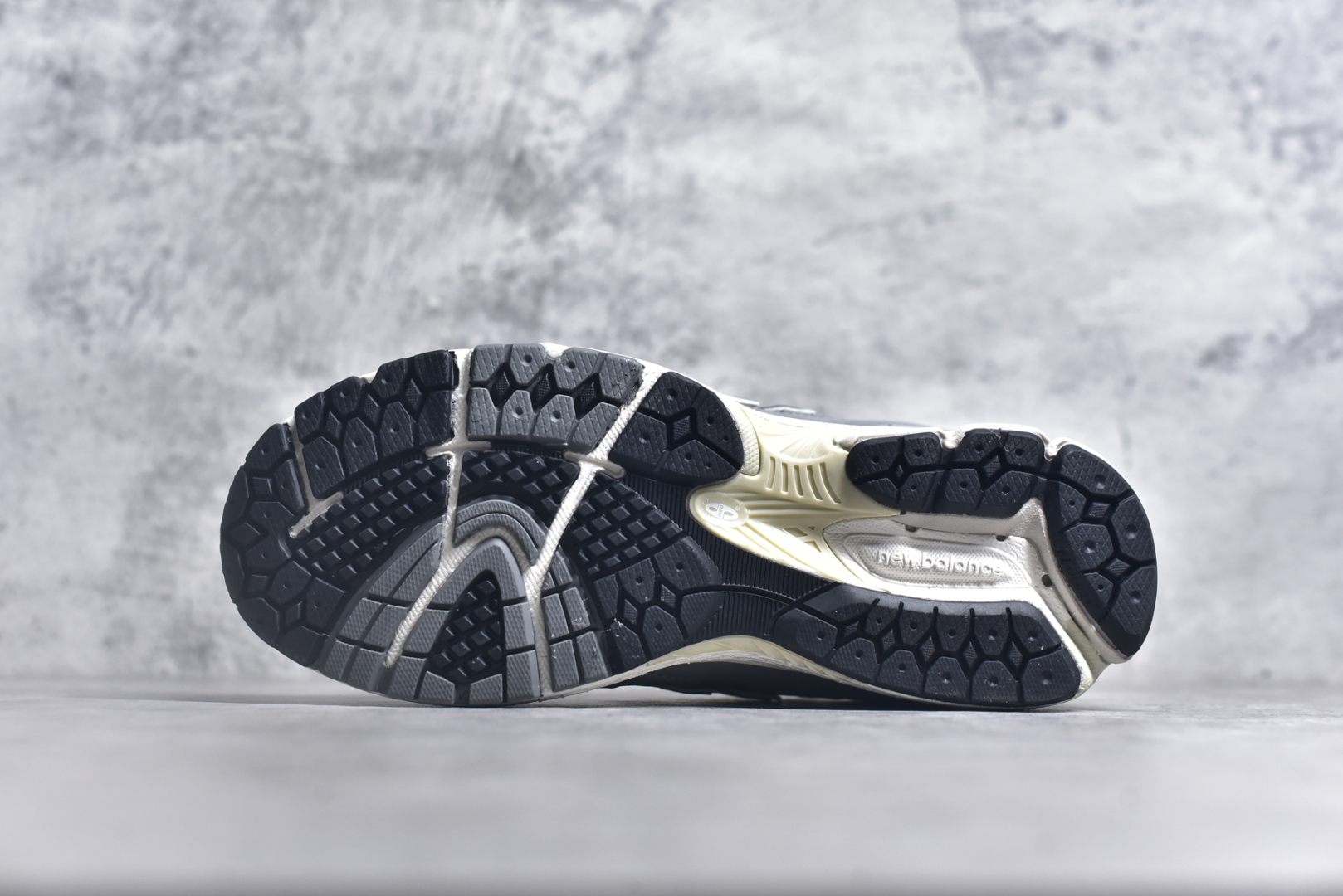 图片[6]-#NewBalance2002R经典的配色，沿袭了面世之初的经典科技，以ENCAP中底配以升级版N-ERGY缓震物料。鞋面则采用特色的柔软麂皮搭以NewBalance经典的尼龙网布，低调中还原跑鞋本真。更年轻化的设计理念与材质，让新世代青年得以用全新视角体验经典鞋款的传奇魅力 尺码： 36-45-选品中心