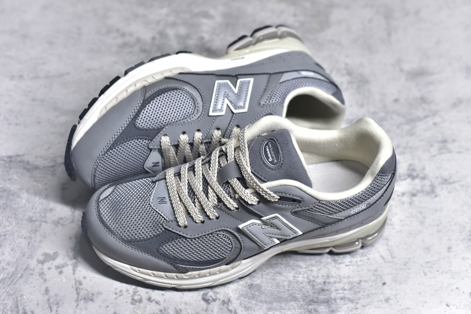 图片[7]-#NewBalance2002R经典的配色，沿袭了面世之初的经典科技，以ENCAP中底配以升级版N-ERGY缓震物料。鞋面则采用特色的柔软麂皮搭以NewBalance经典的尼龙网布，低调中还原跑鞋本真。更年轻化的设计理念与材质，让新世代青年得以用全新视角体验经典鞋款的传奇魅力 尺码： 36-45-选品中心
