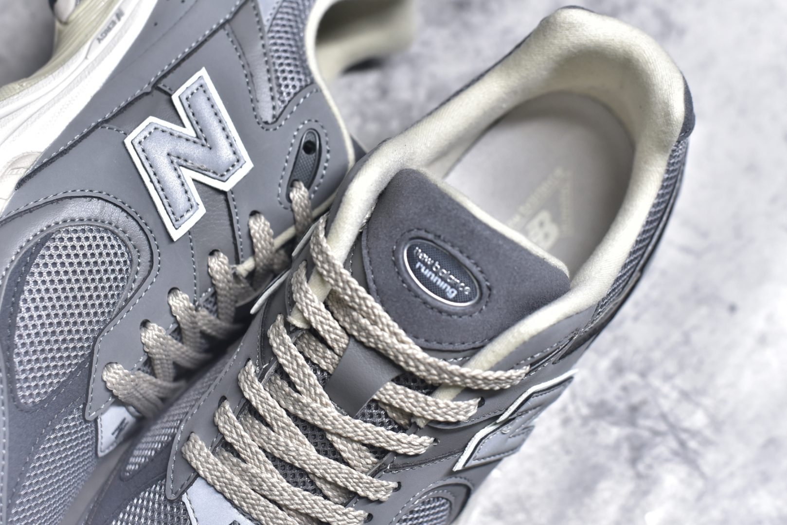 图片[9]-#NewBalance2002R经典的配色，沿袭了面世之初的经典科技，以ENCAP中底配以升级版N-ERGY缓震物料。鞋面则采用特色的柔软麂皮搭以NewBalance经典的尼龙网布，低调中还原跑鞋本真。更年轻化的设计理念与材质，让新世代青年得以用全新视角体验经典鞋款的传奇魅力 尺码： 36-45-选品中心