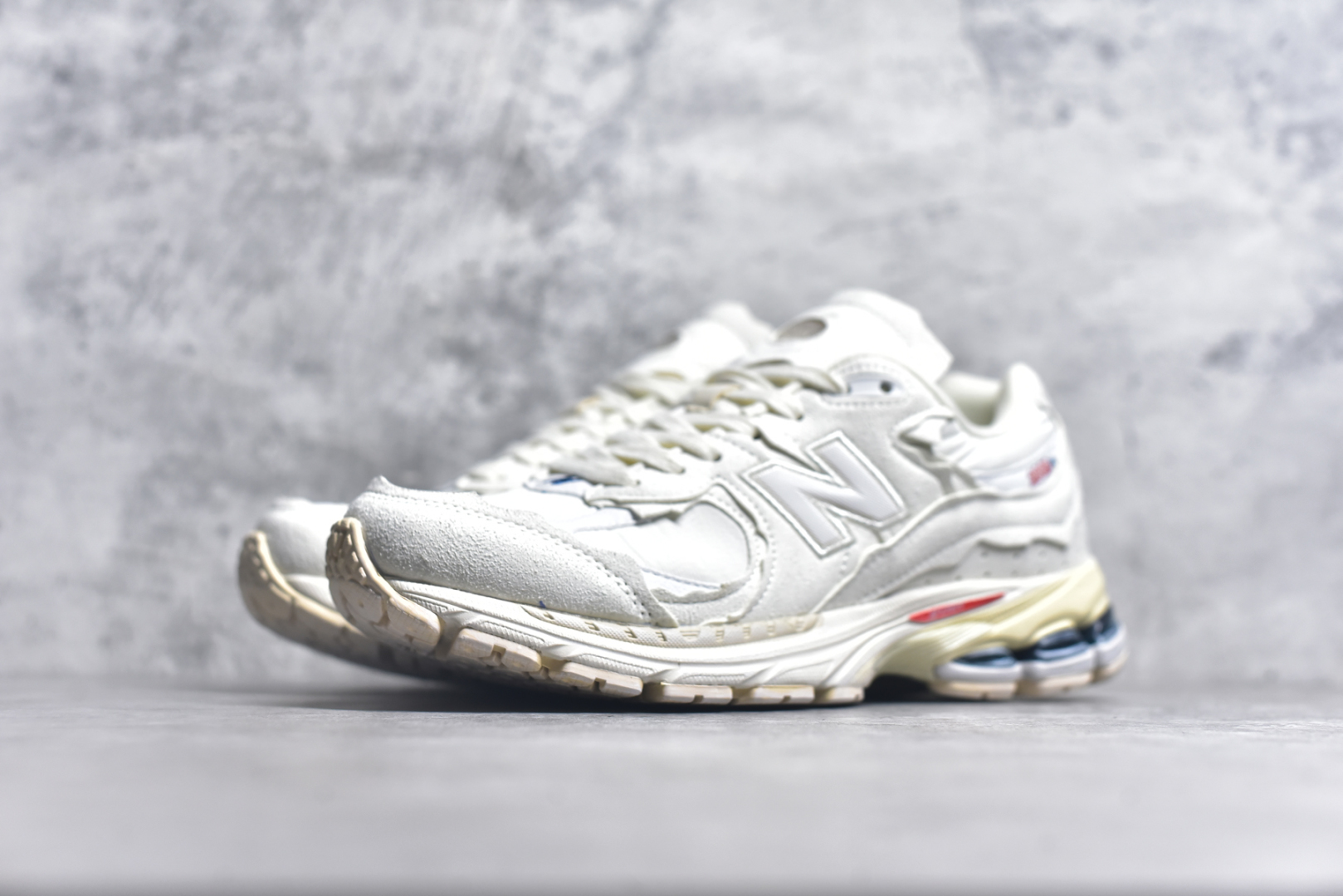 图片[2]-#NewBalance2002R经典的配色，沿袭了面世之初的经典科技，以ENCAP中底配以升级版N-ERGY缓震物料。鞋面则采用特色的柔软麂皮搭以NewBalance经典的尼龙网布，低调中还原跑鞋本真。更年轻化的设计理念与材质，让新世代青年得以用全新视角体验经典鞋款的传奇魅力 尺码： 36-45-选品中心