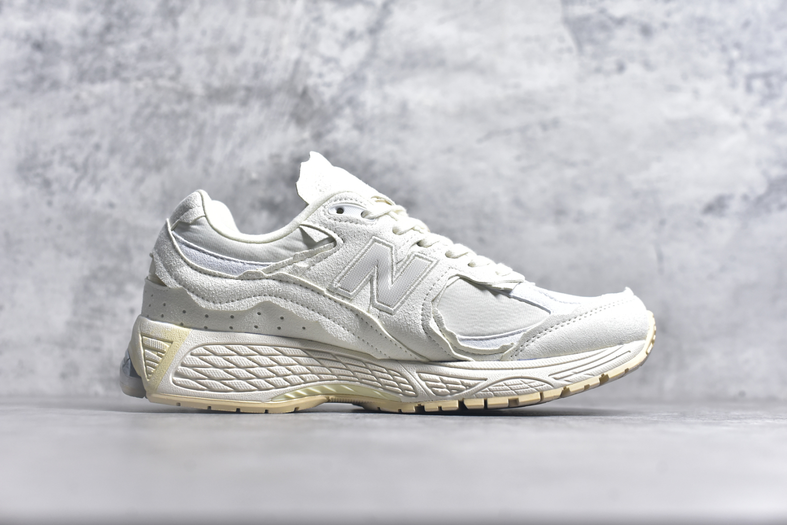 图片[3]-#NewBalance2002R经典的配色，沿袭了面世之初的经典科技，以ENCAP中底配以升级版N-ERGY缓震物料。鞋面则采用特色的柔软麂皮搭以NewBalance经典的尼龙网布，低调中还原跑鞋本真。更年轻化的设计理念与材质，让新世代青年得以用全新视角体验经典鞋款的传奇魅力 尺码： 36-45-选品中心
