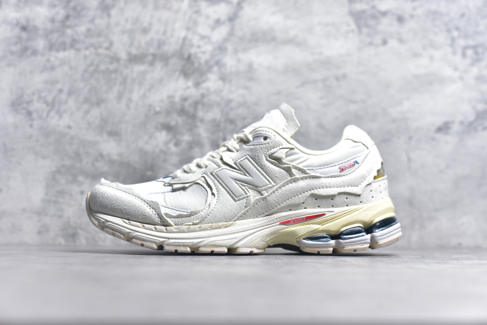 #NewBalance2002R经典的配色，沿袭了面世之初的经典科技，以ENCAP中底配以升级版N-ERGY缓震物料。鞋面则采用特色的柔软麂皮搭以NewBalance经典的尼龙网布，低调中还原跑鞋本真。更年轻化的设计理念与材质，让新世代青年得以用全新视角体验经典鞋款的传奇魅力 尺码： 36-45-选品中心