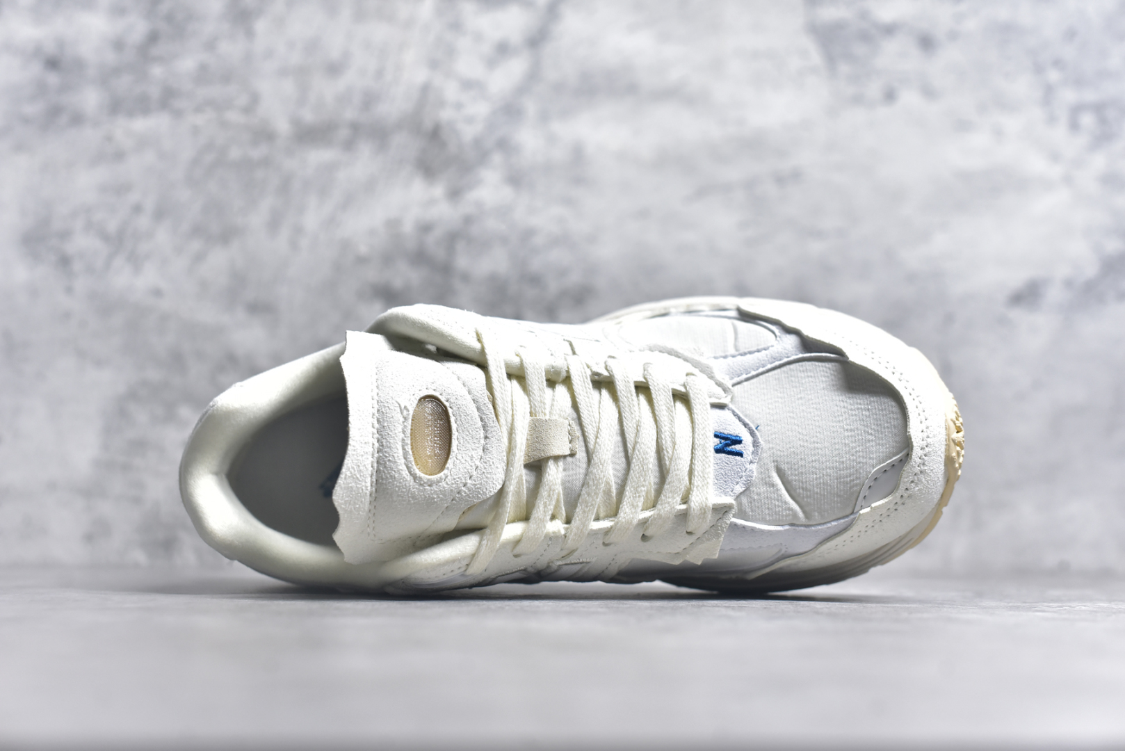 图片[4]-#NewBalance2002R经典的配色，沿袭了面世之初的经典科技，以ENCAP中底配以升级版N-ERGY缓震物料。鞋面则采用特色的柔软麂皮搭以NewBalance经典的尼龙网布，低调中还原跑鞋本真。更年轻化的设计理念与材质，让新世代青年得以用全新视角体验经典鞋款的传奇魅力 尺码： 36-45-选品中心
