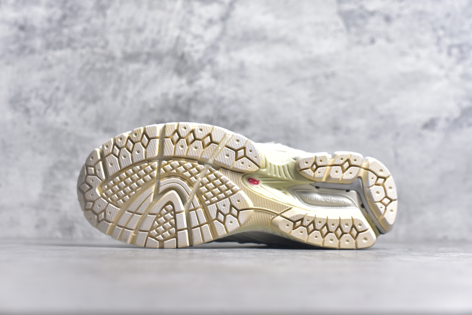图片[6]-#NewBalance2002R经典的配色，沿袭了面世之初的经典科技，以ENCAP中底配以升级版N-ERGY缓震物料。鞋面则采用特色的柔软麂皮搭以NewBalance经典的尼龙网布，低调中还原跑鞋本真。更年轻化的设计理念与材质，让新世代青年得以用全新视角体验经典鞋款的传奇魅力 尺码： 36-45-选品中心