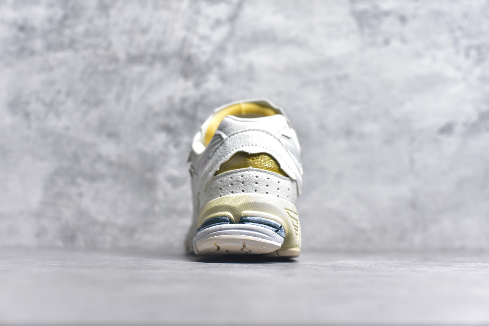 图片[5]-#NewBalance2002R经典的配色，沿袭了面世之初的经典科技，以ENCAP中底配以升级版N-ERGY缓震物料。鞋面则采用特色的柔软麂皮搭以NewBalance经典的尼龙网布，低调中还原跑鞋本真。更年轻化的设计理念与材质，让新世代青年得以用全新视角体验经典鞋款的传奇魅力 尺码： 36-45-选品中心