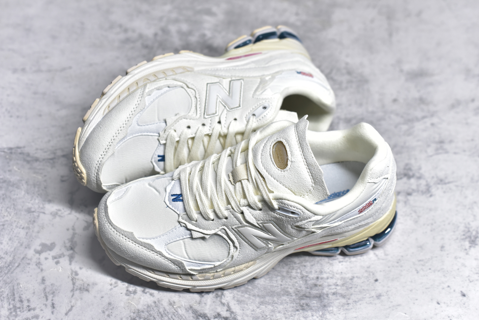 图片[7]-#NewBalance2002R经典的配色，沿袭了面世之初的经典科技，以ENCAP中底配以升级版N-ERGY缓震物料。鞋面则采用特色的柔软麂皮搭以NewBalance经典的尼龙网布，低调中还原跑鞋本真。更年轻化的设计理念与材质，让新世代青年得以用全新视角体验经典鞋款的传奇魅力 尺码： 36-45-选品中心