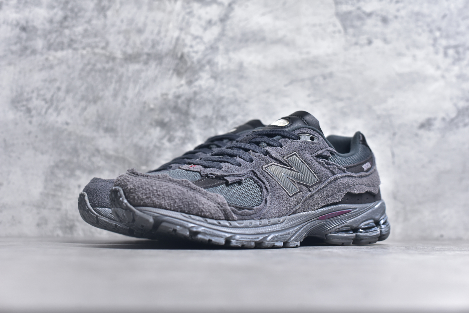 图片[2]-#NewBalance2002R经典的配色，沿袭了面世之初的经典科技，以ENCAP中底配以升级版N-ERGY缓震物料。鞋面则采用特色的柔软麂皮搭以NewBalance经典的尼龙网布，低调中还原跑鞋本真。更年轻化的设计理念与材质，让新世代青年得以用全新视角体验经典鞋款的传奇魅力 尺码： 36-45-选品中心