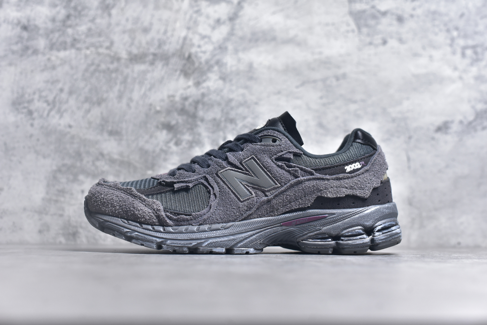 #NewBalance2002R经典的配色，沿袭了面世之初的经典科技，以ENCAP中底配以升级版N-ERGY缓震物料。鞋面则采用特色的柔软麂皮搭以NewBalance经典的尼龙网布，低调中还原跑鞋本真。更年轻化的设计理念与材质，让新世代青年得以用全新视角体验经典鞋款的传奇魅力 尺码： 36-45-选品中心