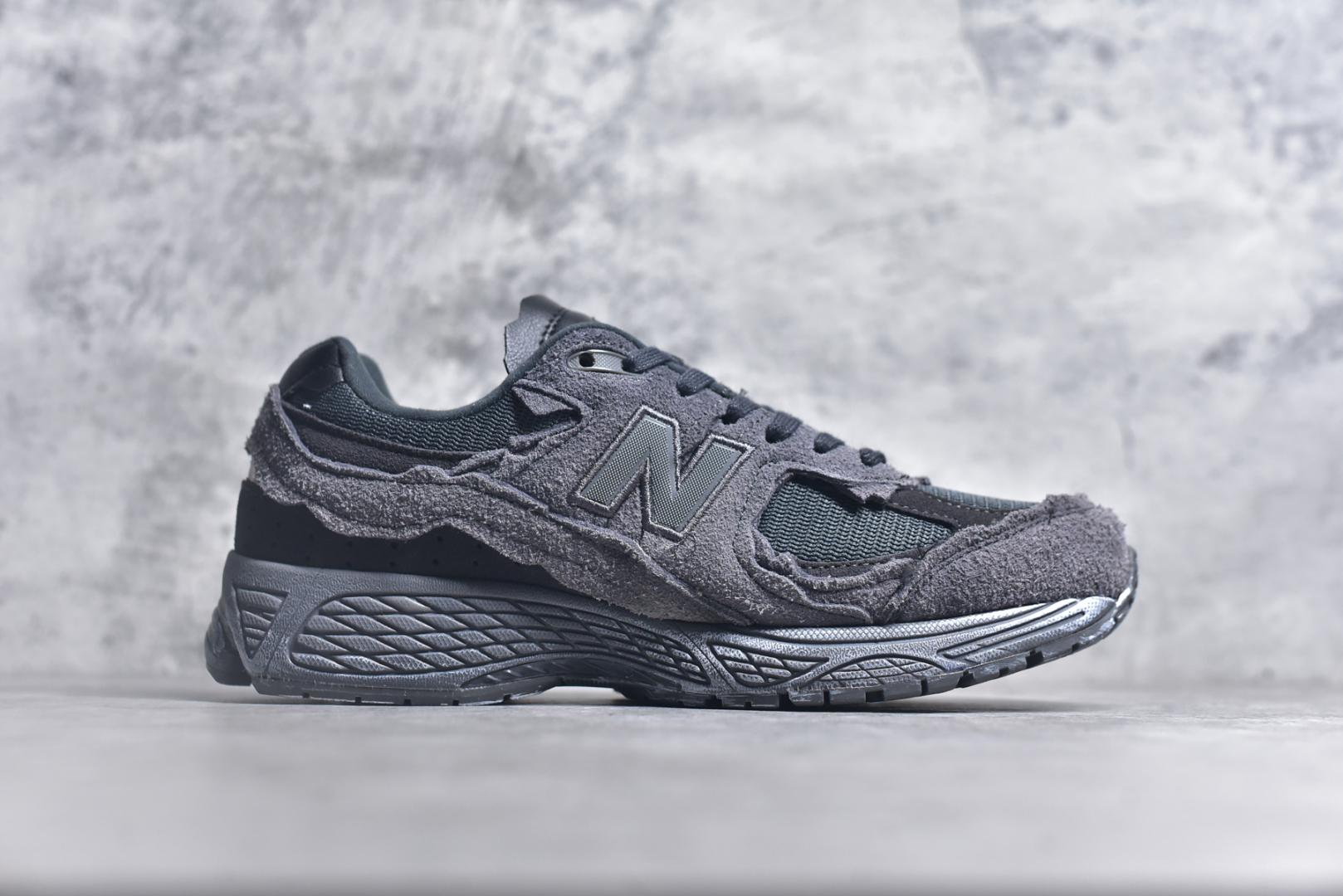 图片[3]-#NewBalance2002R经典的配色，沿袭了面世之初的经典科技，以ENCAP中底配以升级版N-ERGY缓震物料。鞋面则采用特色的柔软麂皮搭以NewBalance经典的尼龙网布，低调中还原跑鞋本真。更年轻化的设计理念与材质，让新世代青年得以用全新视角体验经典鞋款的传奇魅力 尺码： 36-45-选品中心