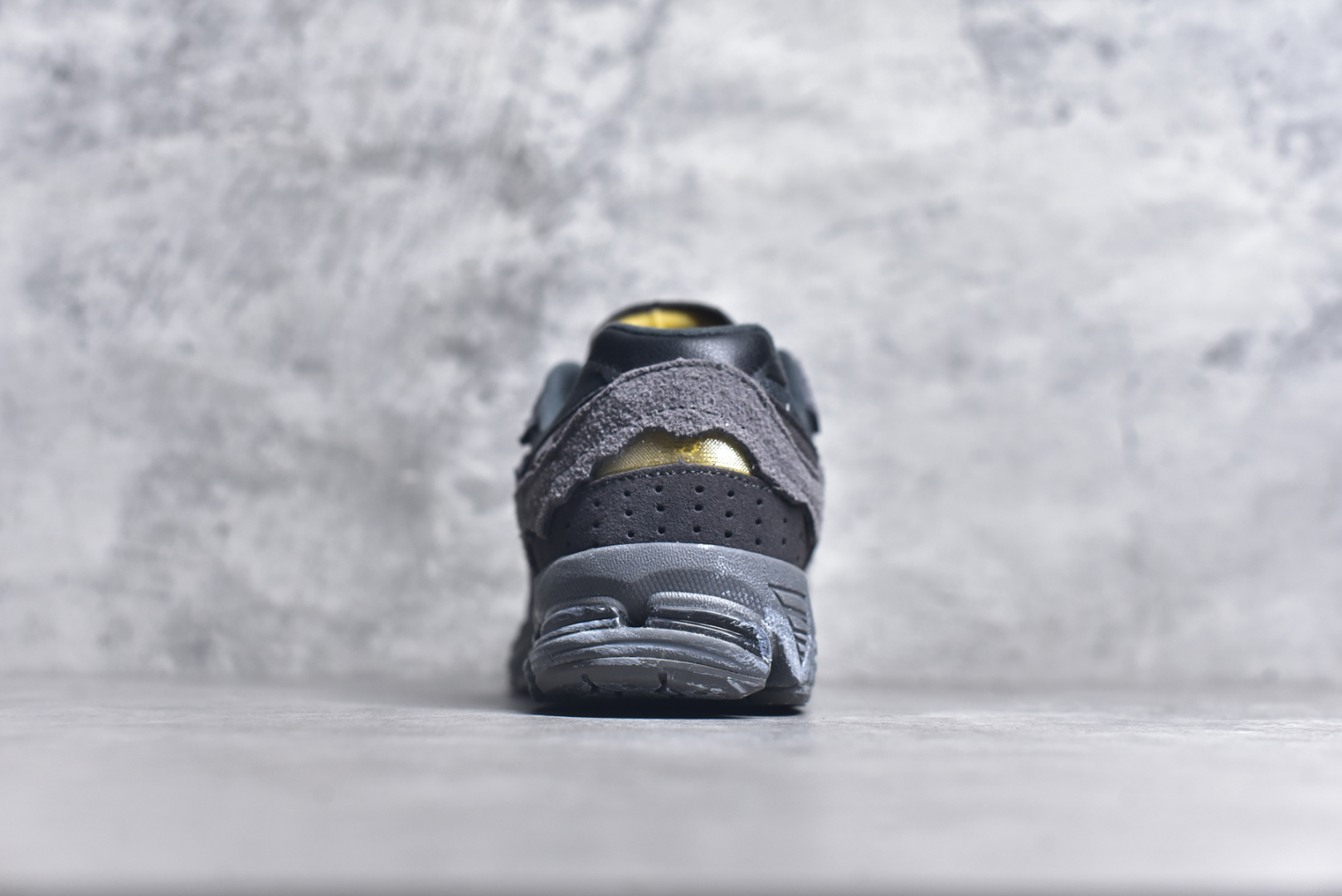 图片[5]-#NewBalance2002R经典的配色，沿袭了面世之初的经典科技，以ENCAP中底配以升级版N-ERGY缓震物料。鞋面则采用特色的柔软麂皮搭以NewBalance经典的尼龙网布，低调中还原跑鞋本真。更年轻化的设计理念与材质，让新世代青年得以用全新视角体验经典鞋款的传奇魅力 尺码： 36-45-选品中心