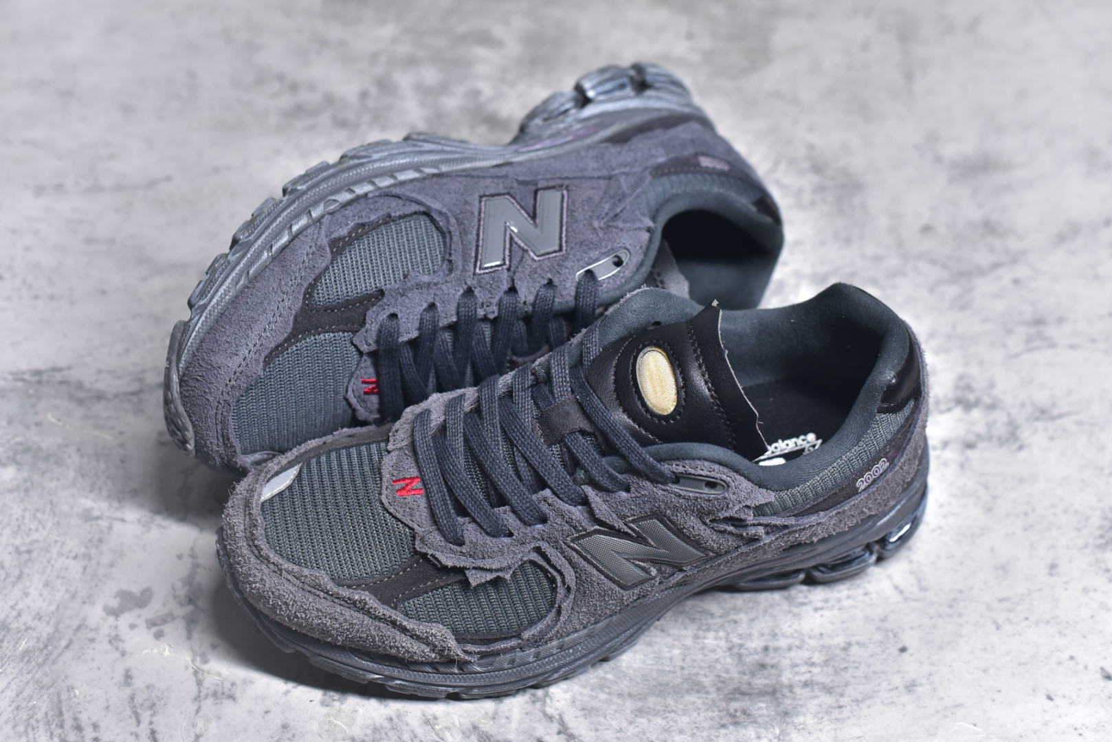 图片[7]-#NewBalance2002R经典的配色，沿袭了面世之初的经典科技，以ENCAP中底配以升级版N-ERGY缓震物料。鞋面则采用特色的柔软麂皮搭以NewBalance经典的尼龙网布，低调中还原跑鞋本真。更年轻化的设计理念与材质，让新世代青年得以用全新视角体验经典鞋款的传奇魅力 尺码： 36-45-选品中心