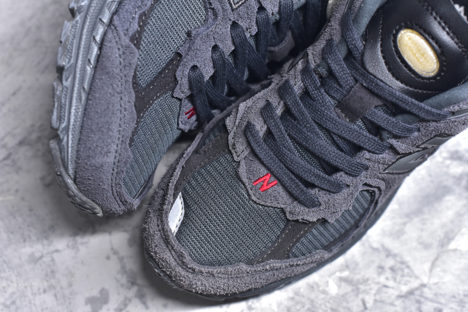 图片[8]-#NewBalance2002R经典的配色，沿袭了面世之初的经典科技，以ENCAP中底配以升级版N-ERGY缓震物料。鞋面则采用特色的柔软麂皮搭以NewBalance经典的尼龙网布，低调中还原跑鞋本真。更年轻化的设计理念与材质，让新世代青年得以用全新视角体验经典鞋款的传奇魅力 尺码： 36-45-选品中心