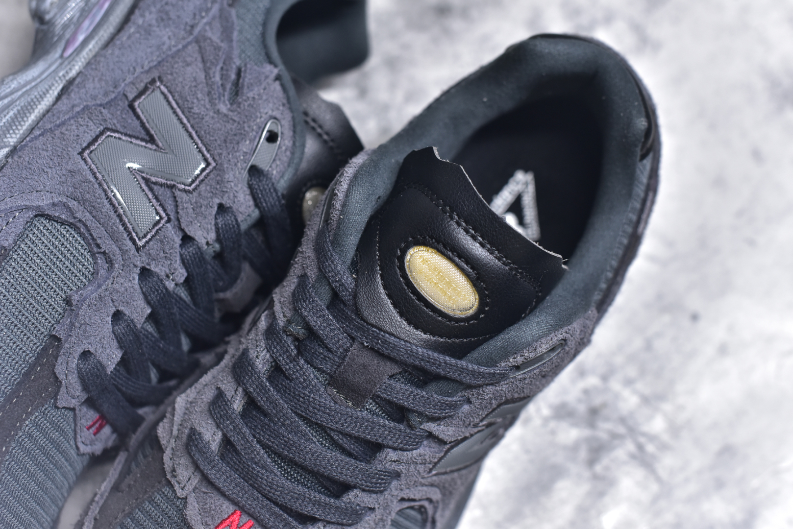 图片[9]-#NewBalance2002R经典的配色，沿袭了面世之初的经典科技，以ENCAP中底配以升级版N-ERGY缓震物料。鞋面则采用特色的柔软麂皮搭以NewBalance经典的尼龙网布，低调中还原跑鞋本真。更年轻化的设计理念与材质，让新世代青年得以用全新视角体验经典鞋款的传奇魅力 尺码： 36-45-选品中心