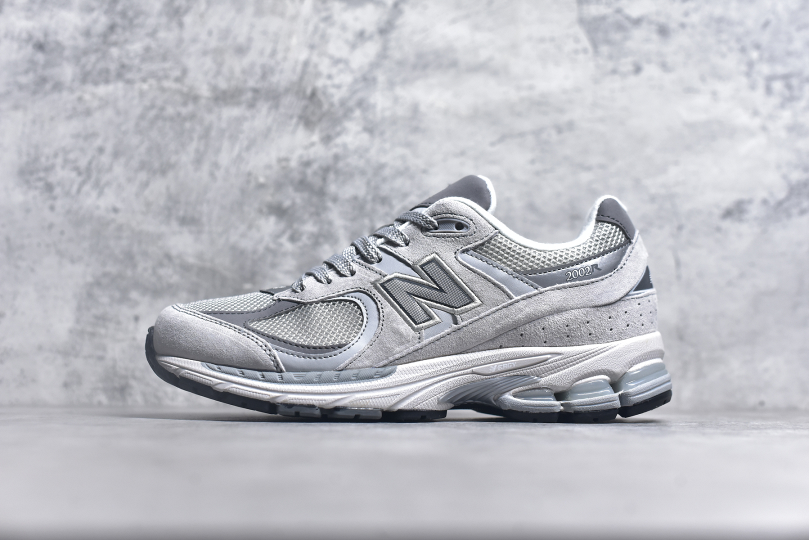 #NewBalance2002R经典的配色，沿袭了面世之初的经典科技，以ENCAP中底配以升级版N-ERGY缓震物料。鞋面则采用特色的柔软麂皮搭以NewBalance经典的尼龙网布，低调中还原跑鞋本真。更年轻化的设计理念与材质，让新世代青年得以用全新视角体验经典鞋款的传奇魅力 尺码： 36-45-选品中心