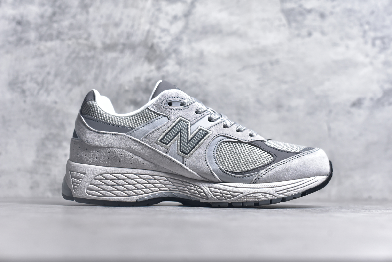 图片[3]-#NewBalance2002R经典的配色，沿袭了面世之初的经典科技，以ENCAP中底配以升级版N-ERGY缓震物料。鞋面则采用特色的柔软麂皮搭以NewBalance经典的尼龙网布，低调中还原跑鞋本真。更年轻化的设计理念与材质，让新世代青年得以用全新视角体验经典鞋款的传奇魅力 尺码： 36-45-选品中心