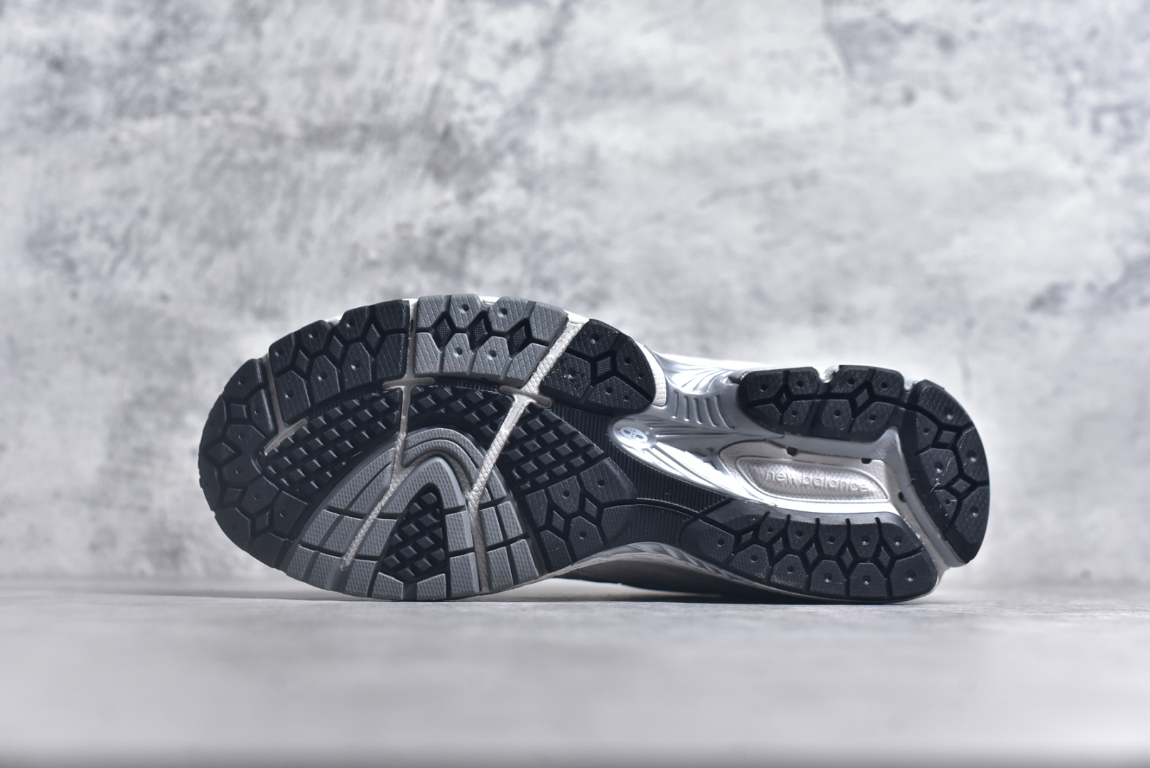 图片[6]-#NewBalance2002R经典的配色，沿袭了面世之初的经典科技，以ENCAP中底配以升级版N-ERGY缓震物料。鞋面则采用特色的柔软麂皮搭以NewBalance经典的尼龙网布，低调中还原跑鞋本真。更年轻化的设计理念与材质，让新世代青年得以用全新视角体验经典鞋款的传奇魅力 尺码： 36-45-选品中心