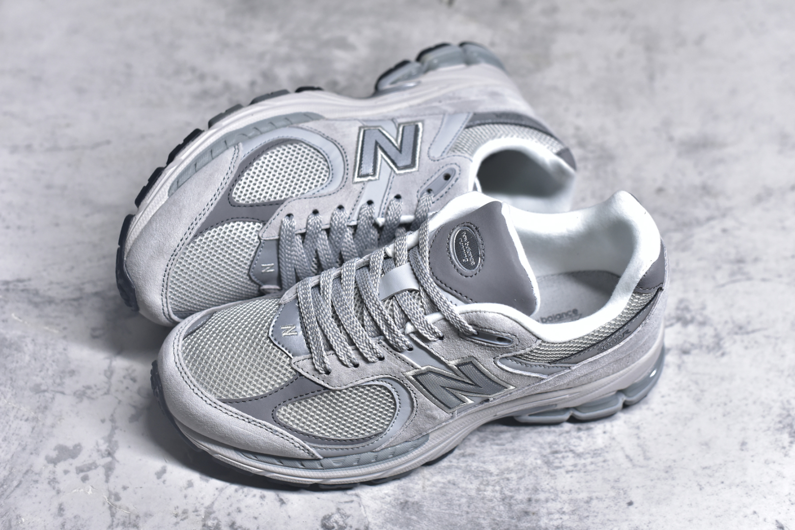 图片[7]-#NewBalance2002R经典的配色，沿袭了面世之初的经典科技，以ENCAP中底配以升级版N-ERGY缓震物料。鞋面则采用特色的柔软麂皮搭以NewBalance经典的尼龙网布，低调中还原跑鞋本真。更年轻化的设计理念与材质，让新世代青年得以用全新视角体验经典鞋款的传奇魅力 尺码： 36-45-选品中心